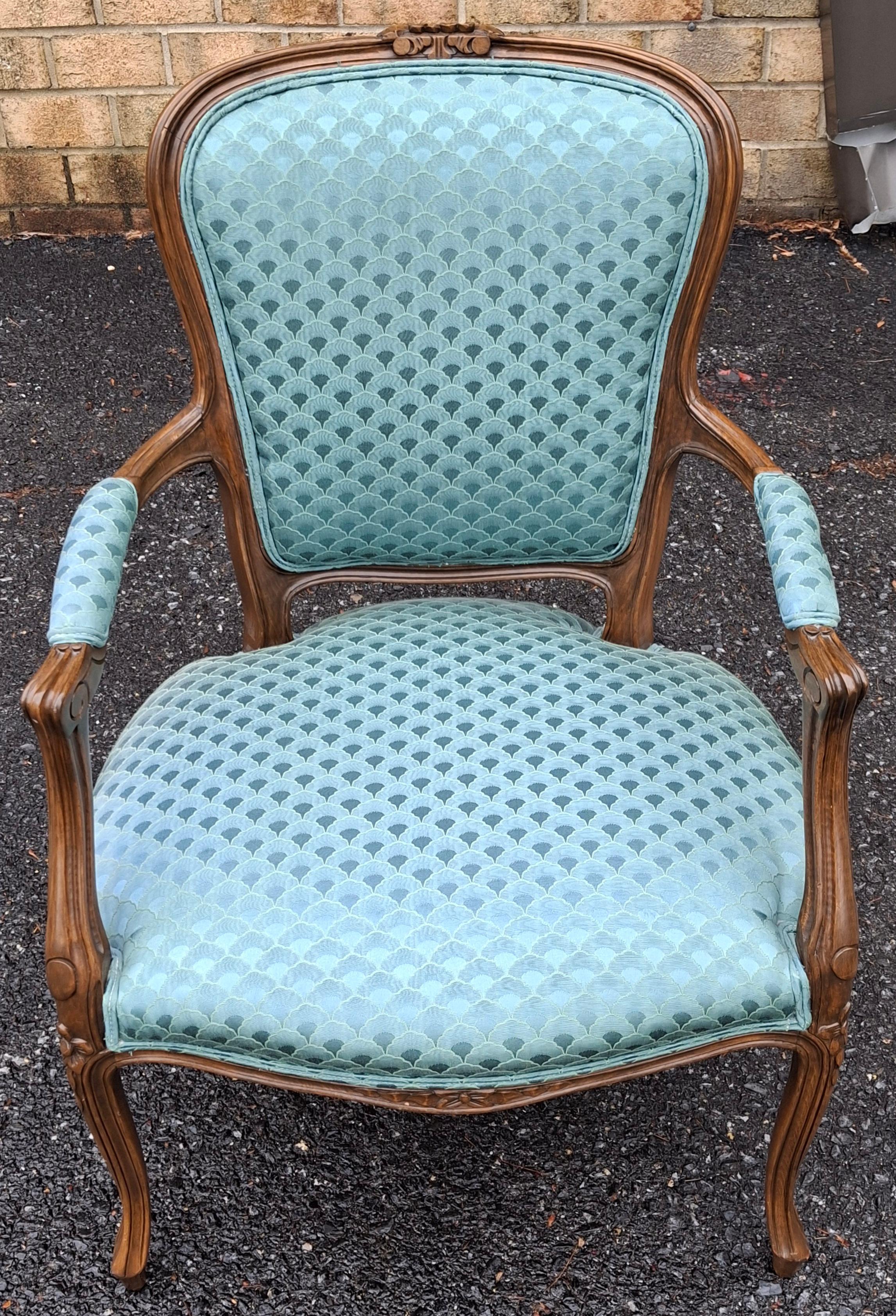 Mitte des 20. Jahrhunderts Provincial geschnitzt Nussbaum und gepolstert Fauteuil im Angebot 2