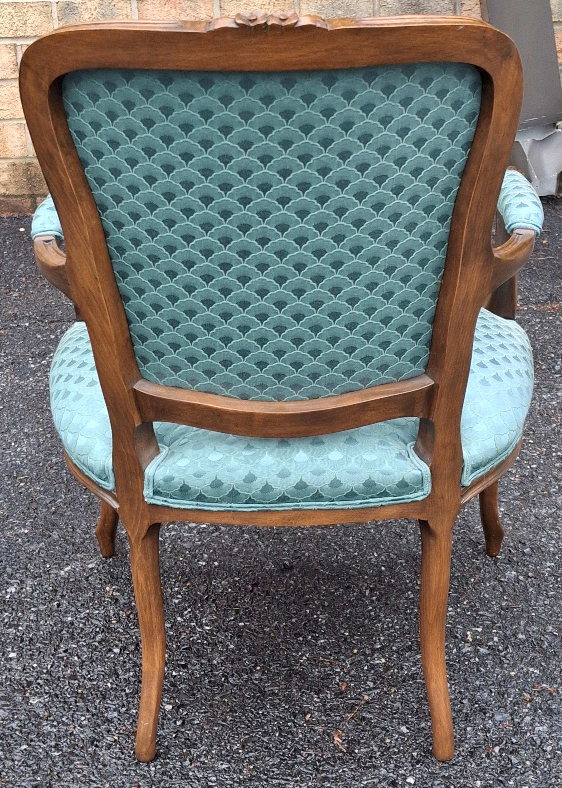 Mitte des 20. Jahrhunderts Provincial geschnitzt Nussbaum und gepolstert Fauteuil im Angebot 3