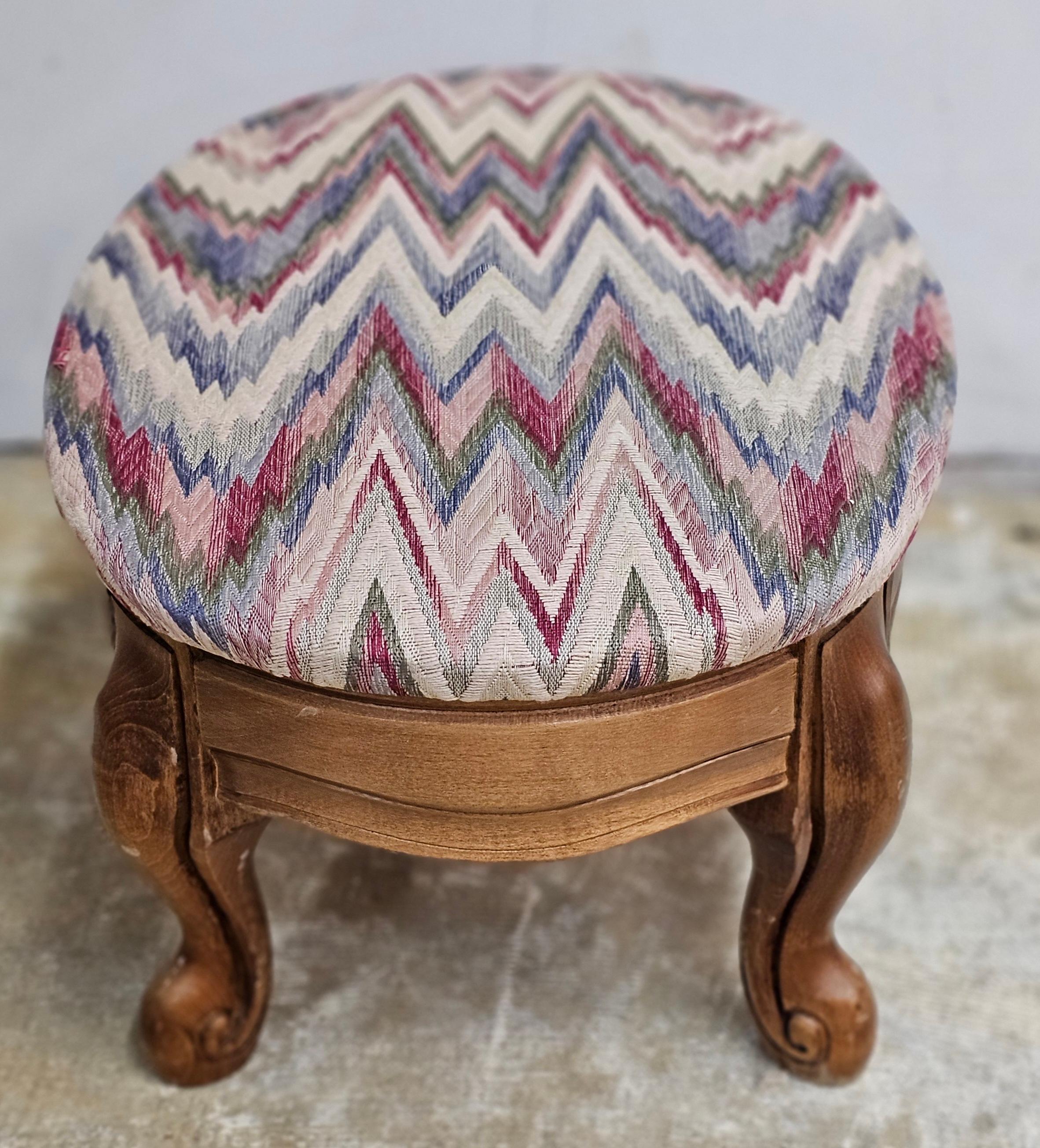 Mitte des 20. Jahrhunderts  Fruchtholz und gepolsterter Fußschemel im Landhausstil (Französische Provence) im Angebot