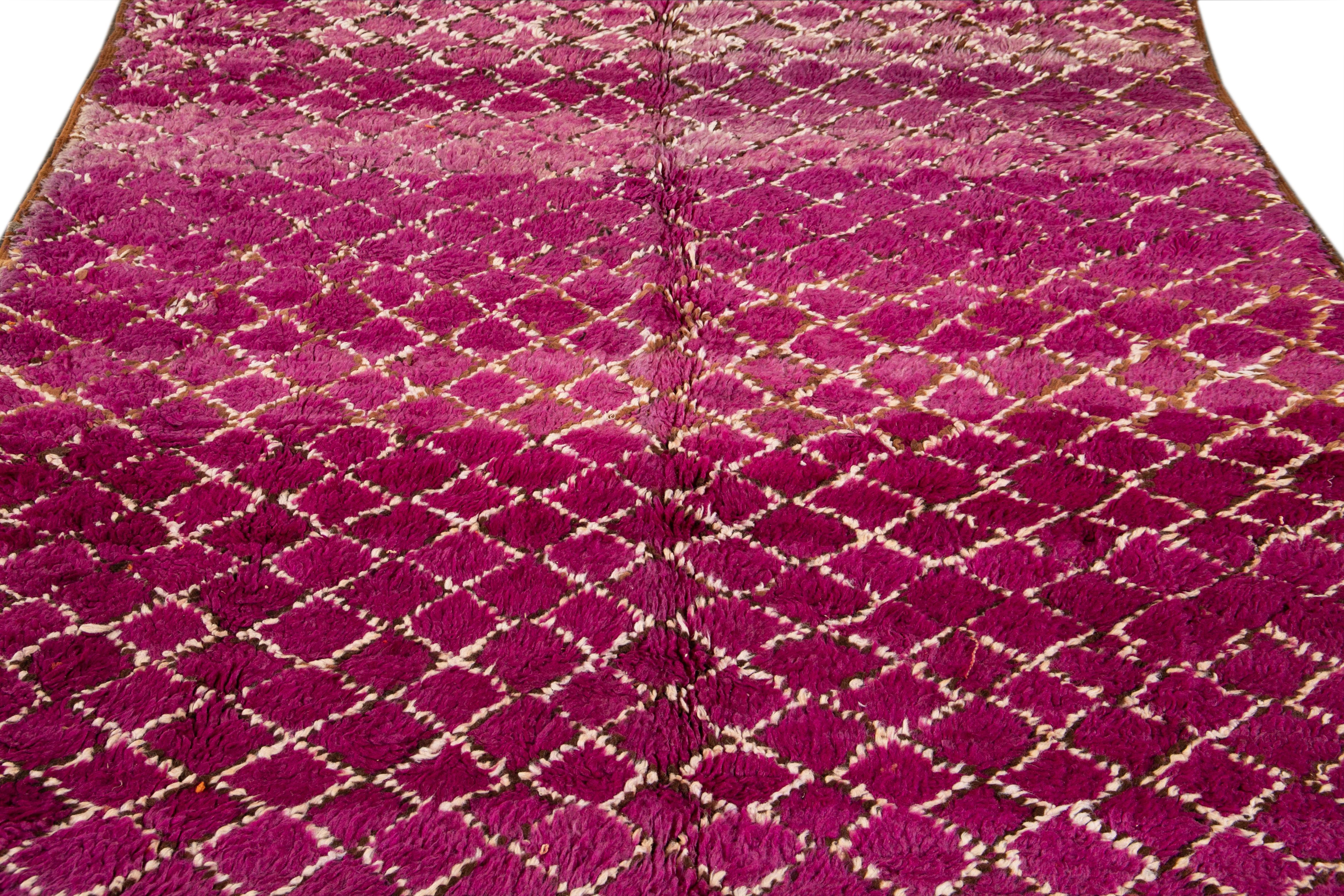 Laine Tapis tribal marocain violet du milieu du 20e siècle en vente