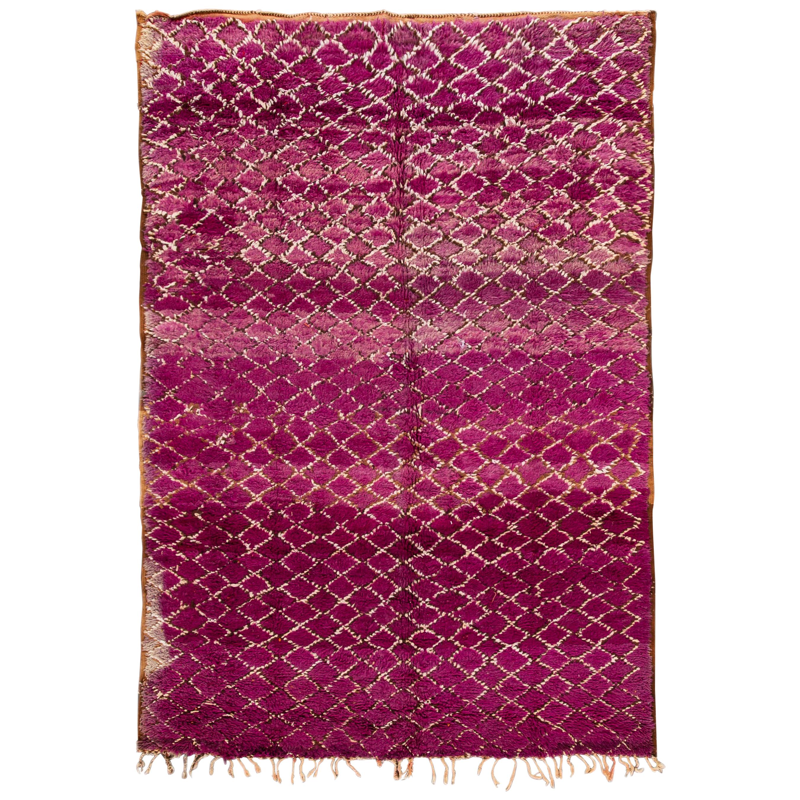 Tapis en laine tribale marocaine violette du milieu du 20e siècle