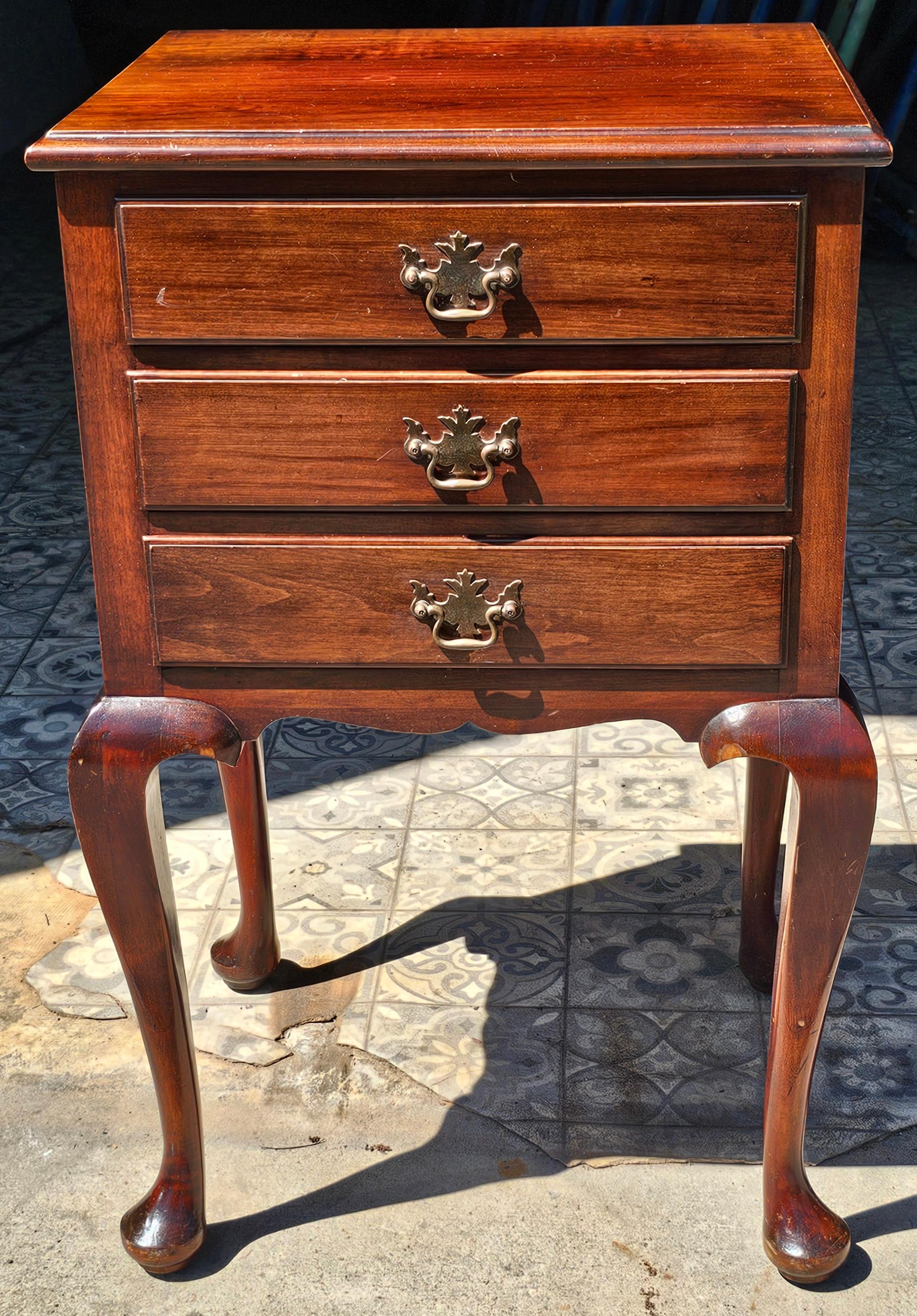 Una metà del 20° secolo  Tavolino / comodino in mogano in stile Queen Anne 
Misura 19