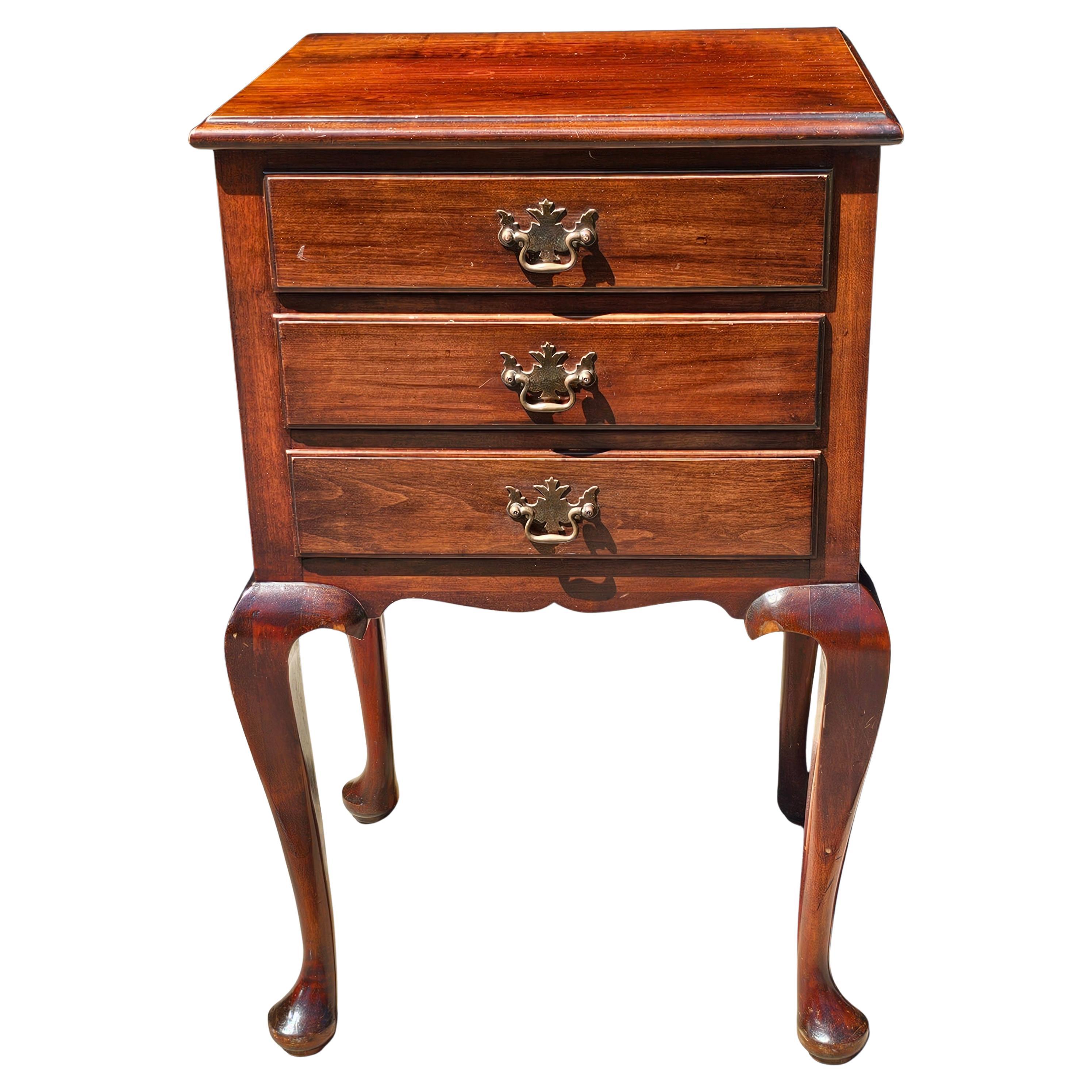 Mediados del siglo XX  Mesa auxiliar de caoba estilo Queen Anne  Mesita de noche