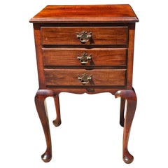 Mediados del siglo XX  Mesa auxiliar de caoba estilo Queen Anne  Mesita de noche