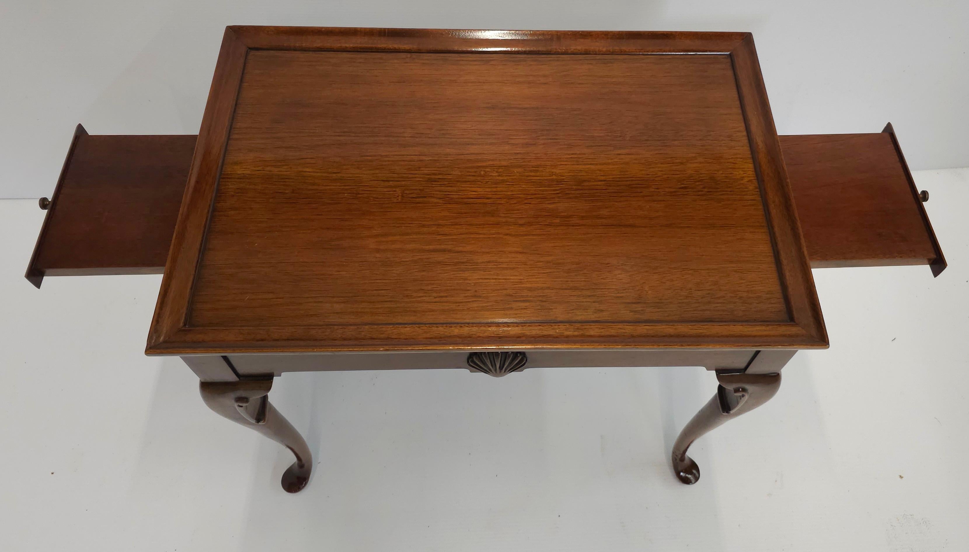 Mid 20th Century Queen Anne Style Mahogany Tea Table With Pull Out Trays In Good Condition For Sale In Germantown, MD