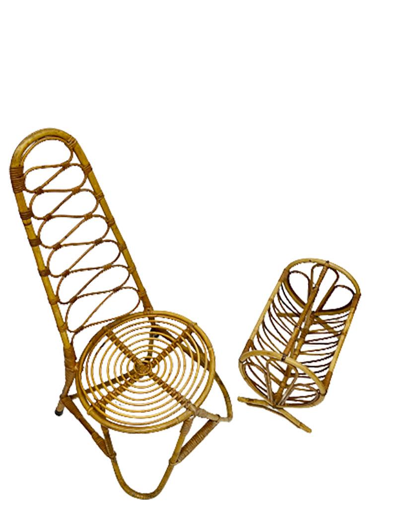 Rattan- und Bambusset aus der Mitte des 20. Jahrhunderts, bestehend aus einem Stuhl und einem Zeitschriftenständer

Hochlehner mit niedrig sitzendem Rattan- und Bambusstuhl und einem schönen Zeitschriftenständer
1960s 

Der Stuhl ist 106,5 cm