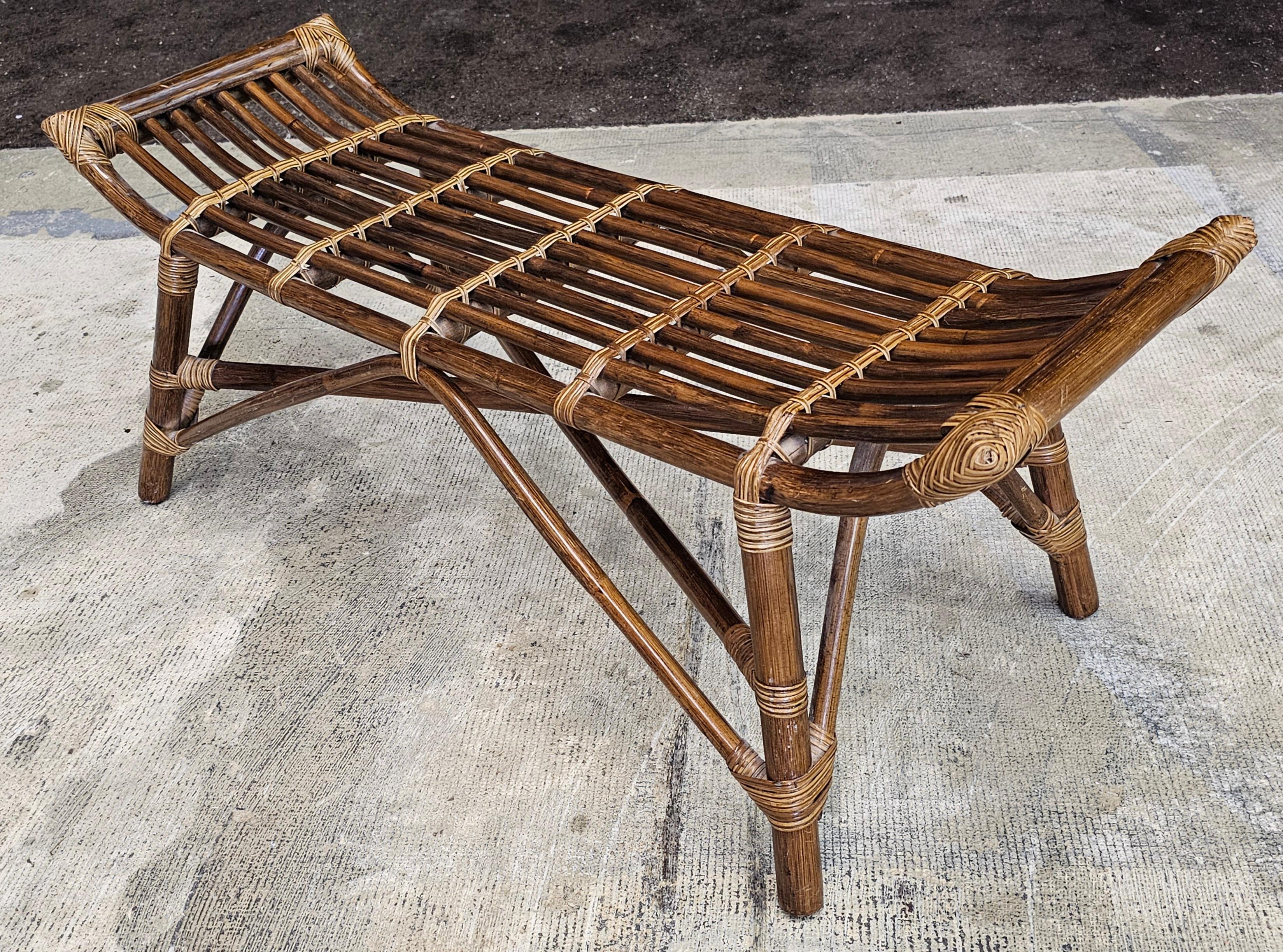 Banco de ratán estilo Riviera francesa bohemia de mediados del siglo XX Desconocido en venta