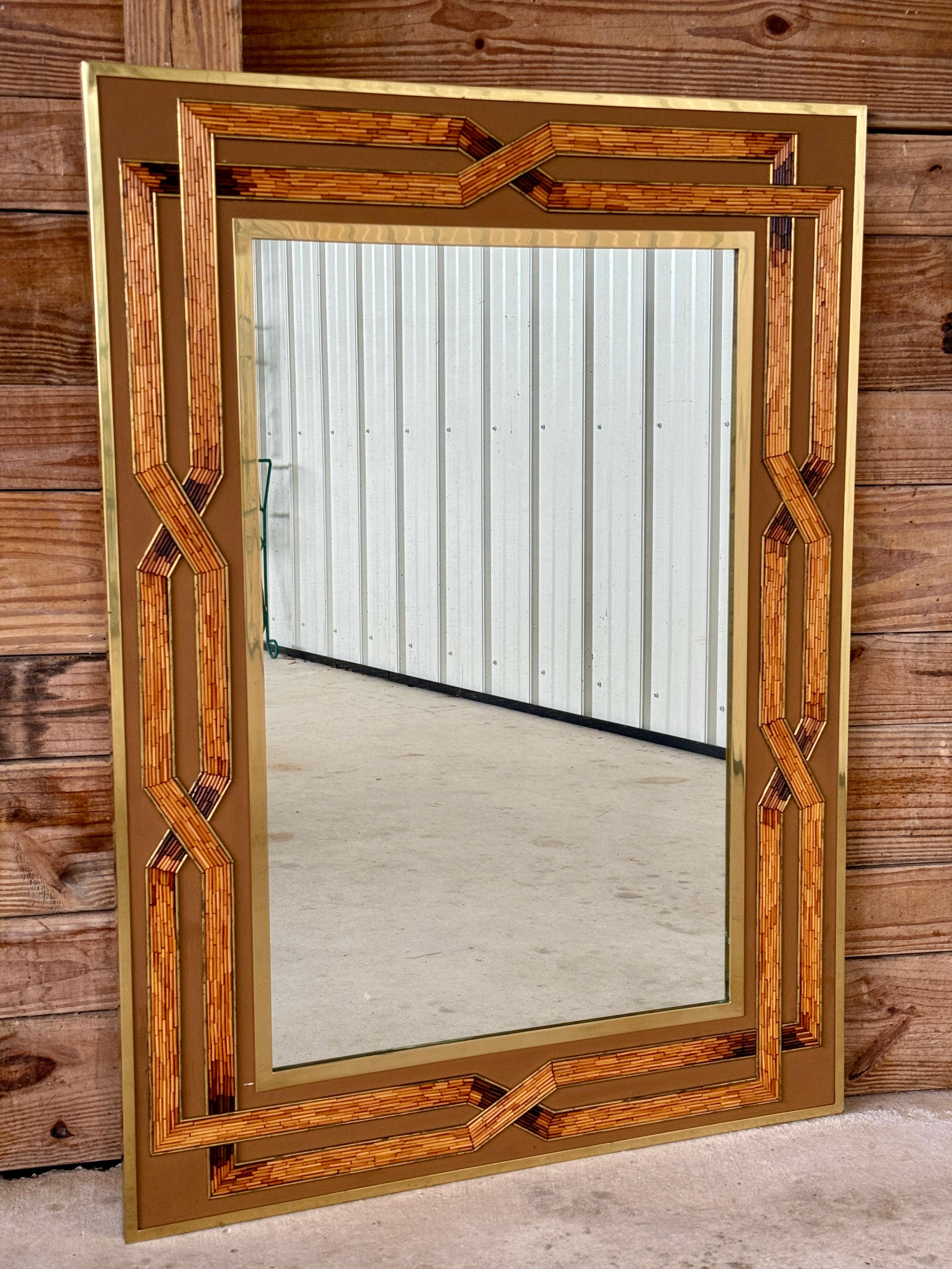 Bohème Miroir mural du milieu du 20e siècle avec incrustation de rotin et cadre en laiton, à la manière de Gabriella Cresp en vente