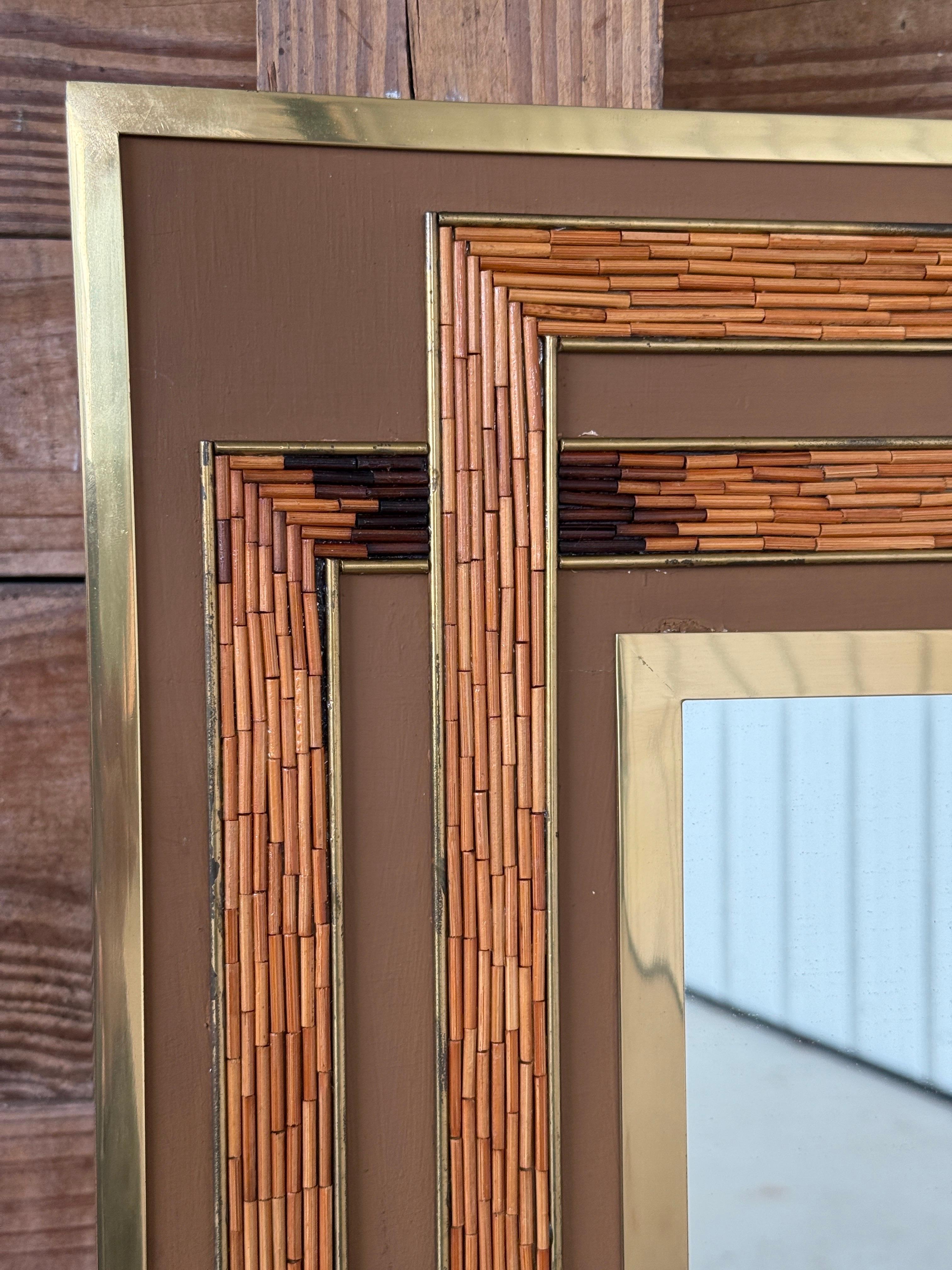 Mitte des 20. Jahrhunderts Rattan Inlay Messing gerahmt Wandspiegel im Zustand „Gut“ im Angebot in North Fort Myers, FL