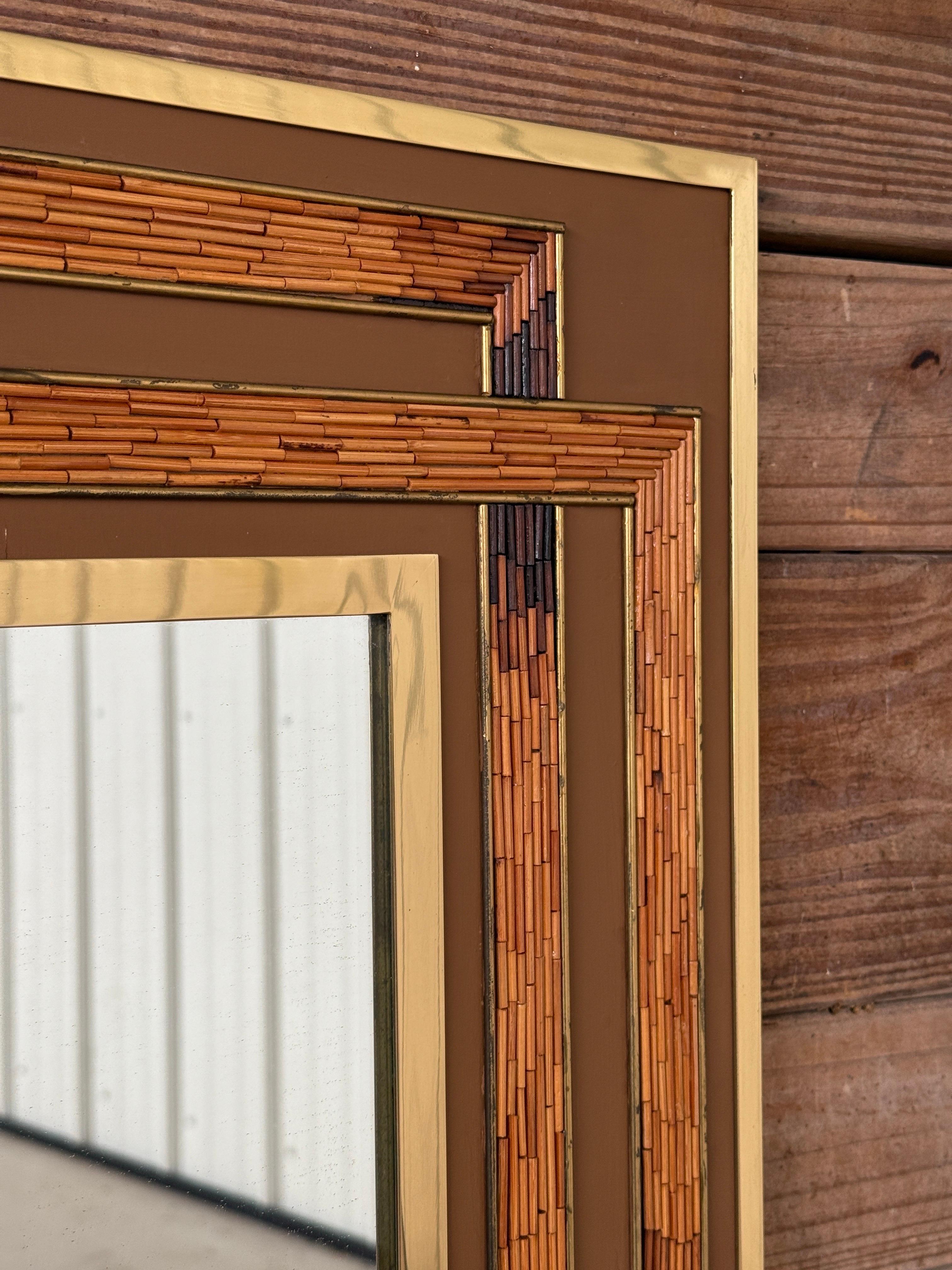 Mitte des 20. Jahrhunderts Rattan Inlay Messing gerahmt Wandspiegel im Angebot 1