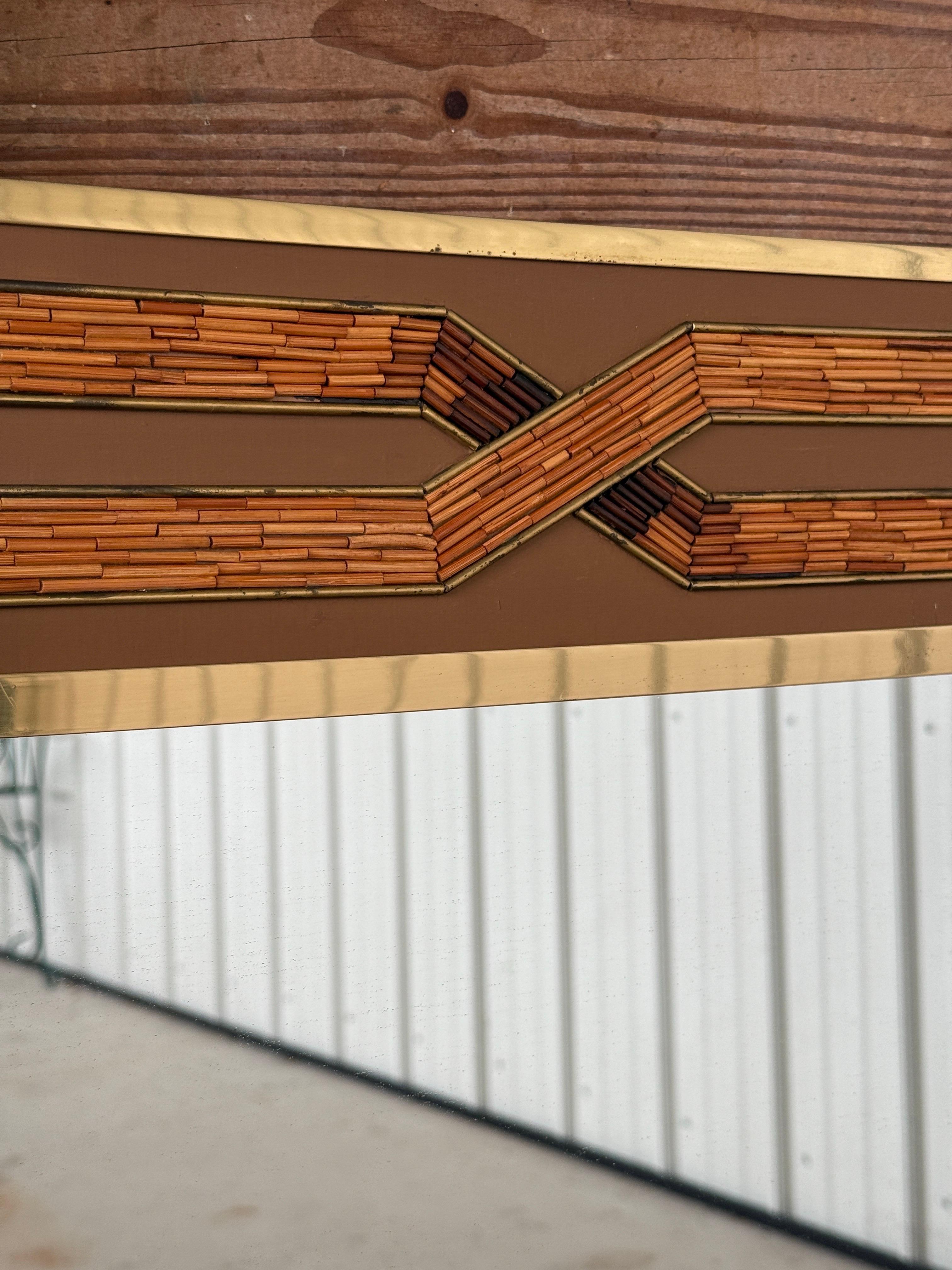 Mitte des 20. Jahrhunderts Rattan Inlay Messing gerahmt Wandspiegel im Angebot 3