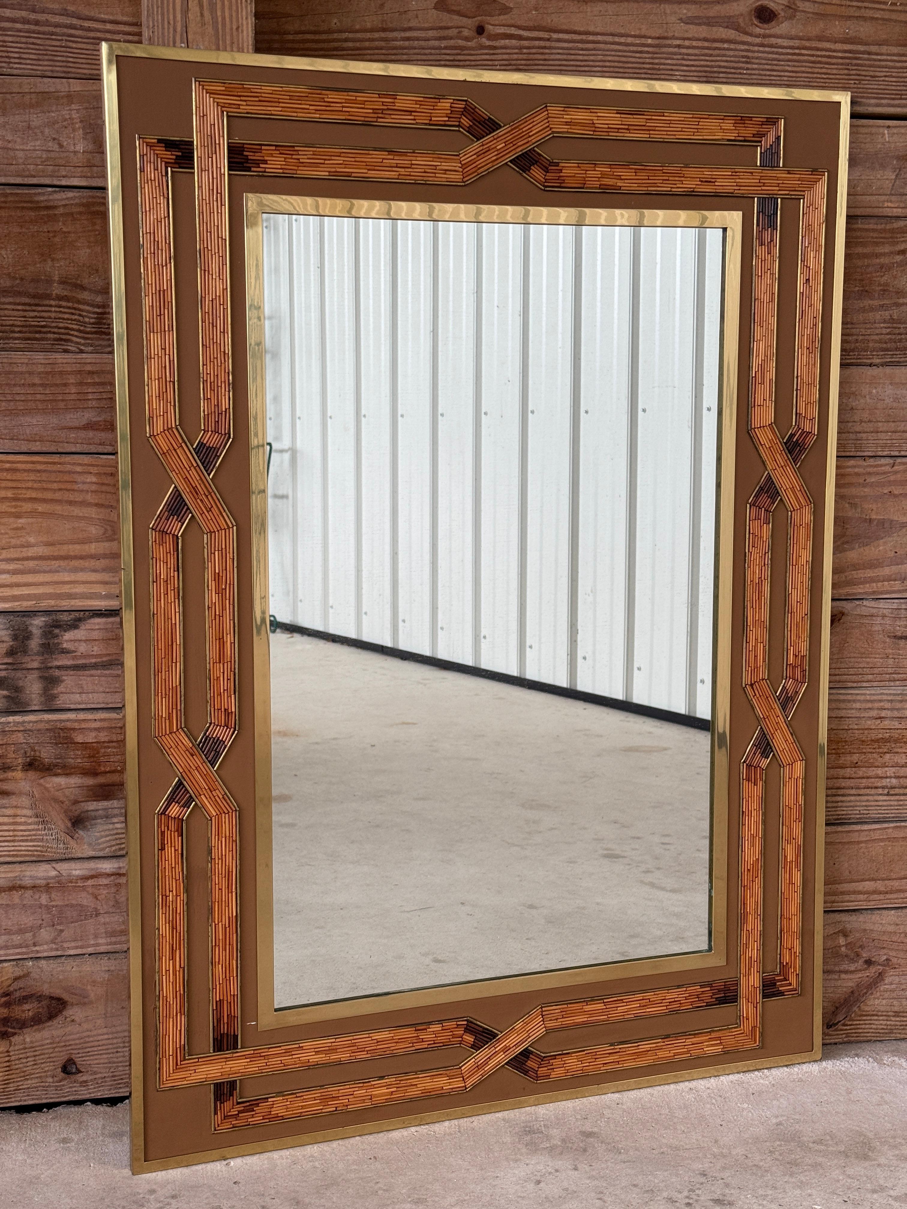 20ième siècle Miroir mural du milieu du 20e siècle avec incrustation de rotin et cadre en laiton, à la manière de Gabriella Cresp en vente