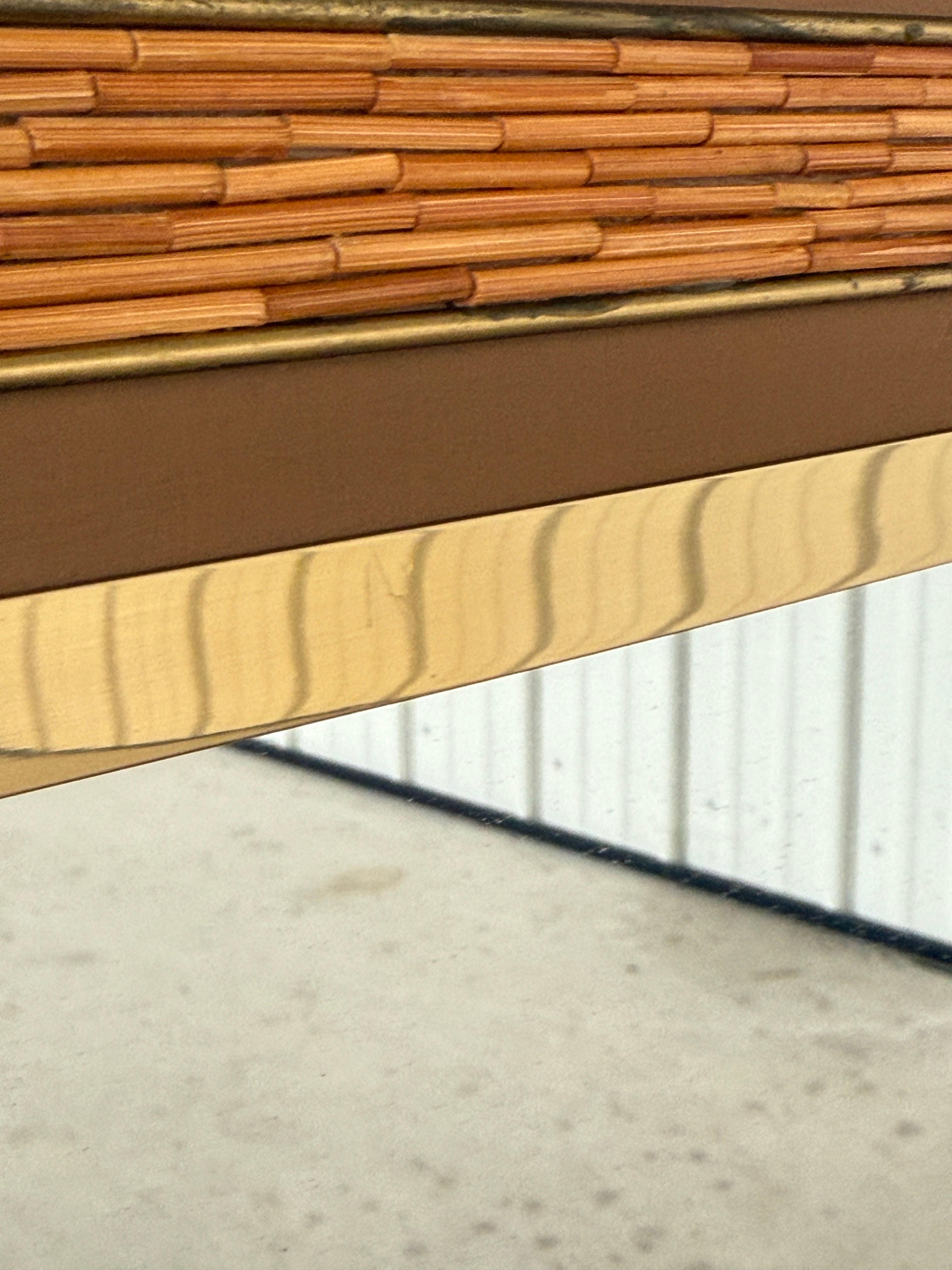 Mitte des 20. Jahrhunderts Rattan Inlay Messing gerahmt Wandspiegel im Angebot 4