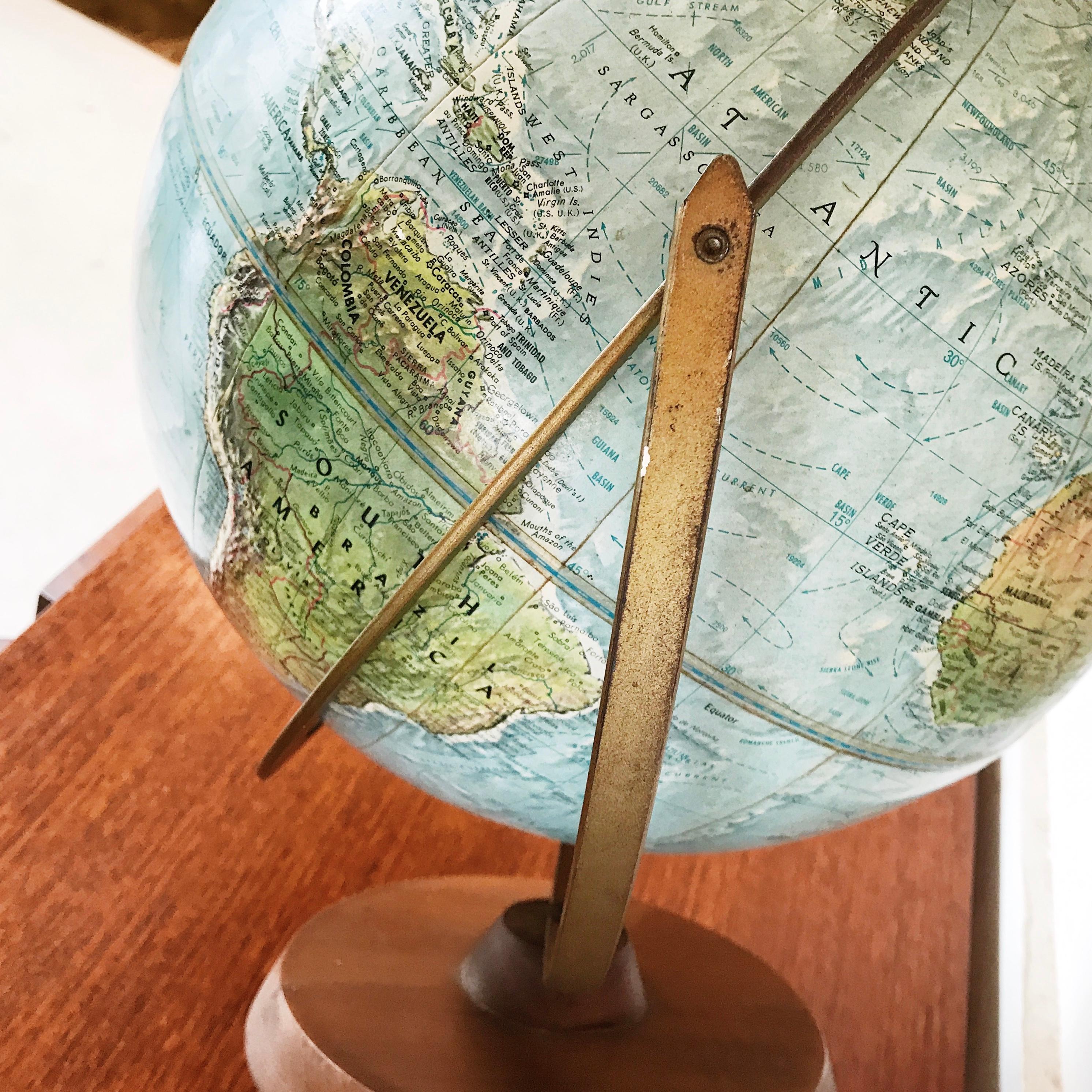 Mid-20th Century Reader's Digest Great World Globe Topographical Desk Globe In Good Condition For Sale In Ettalong Beach, NSW