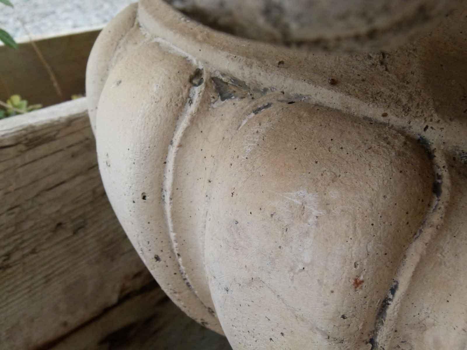 Urna in pietra ricostituita della metà del XX secolo in stile greco classico in vendita 7