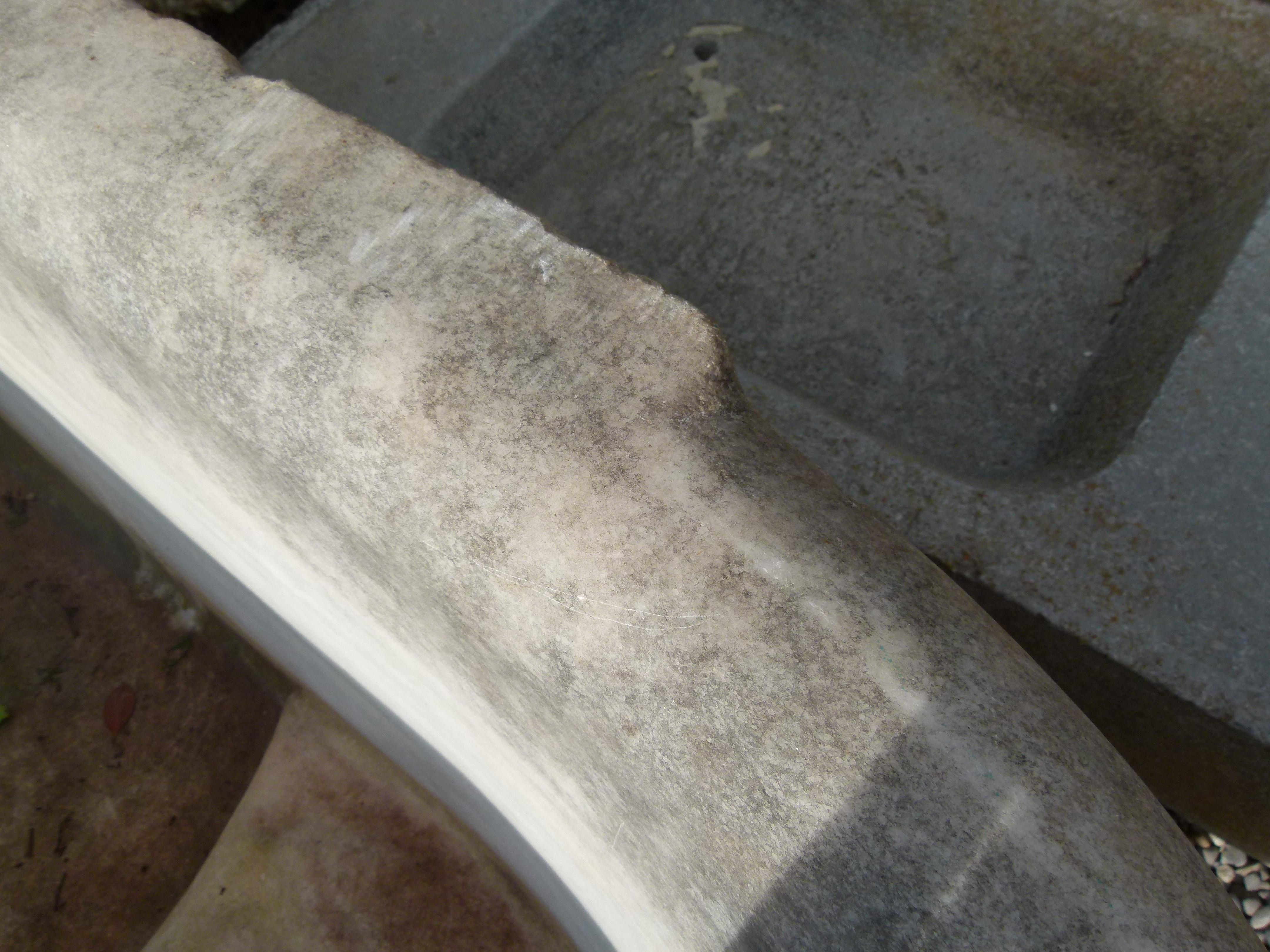 Urna o fioriera in pietra ricomposta della metà del XX secolo in stile greco classico -Mèdici-.
Perfetto per la decorazione del tuo giardino.