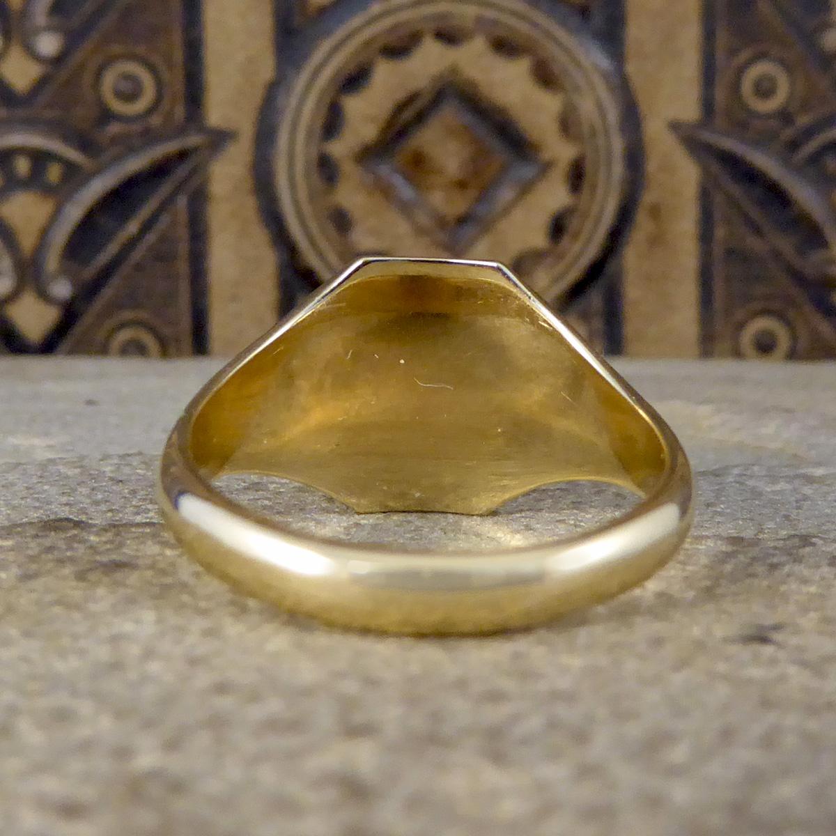Mid-20th Century Rectangular Framed Signet Ring in 9 Carat Yellow Gold In Good Condition In Yorkshire, West Yorkshire