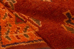 Mitte des 20. Jahrhunderts Roter marokkanischer Berber-Galerie-Teppich:: orangefarbene Innenbordüre