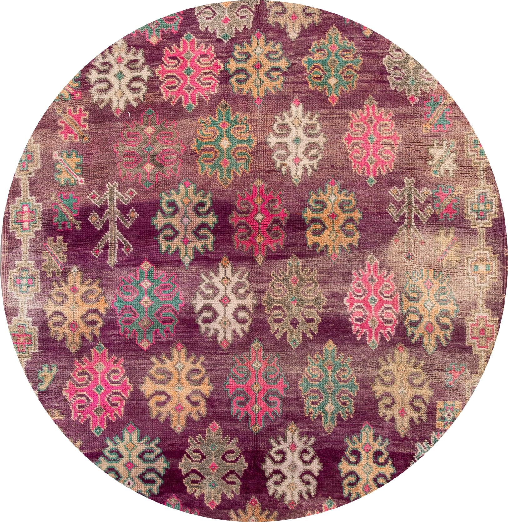 Magnifique tapis marocain en laine noué à la main. Ce tapis présente un champ violet avec des accents tribaux multicolores sur l'ensemble du motif,

vers 1960.

Ce tapis mesure 6' 2