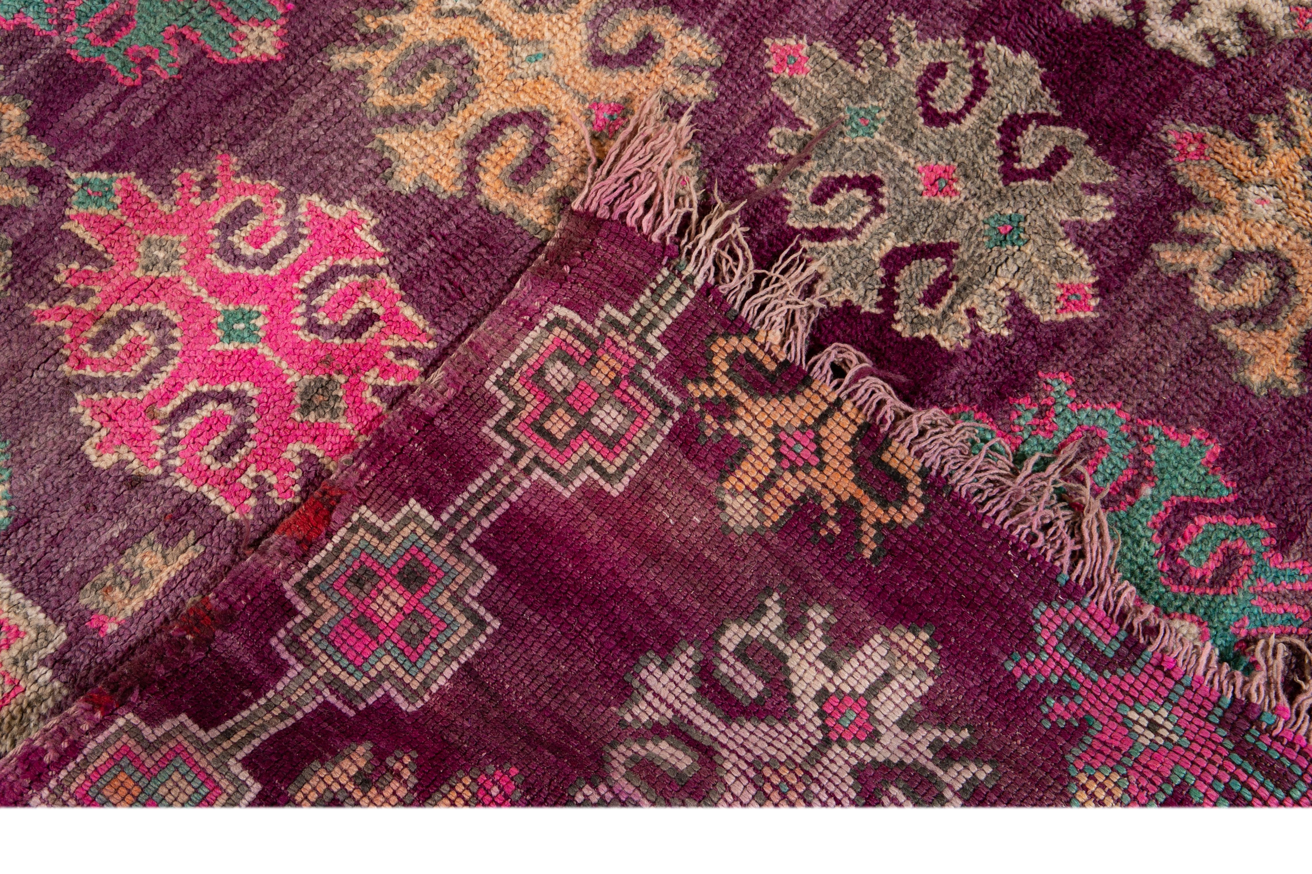 Marocain Tapis en laine tribale marocaine rouge du milieu du 20e siècle en vente