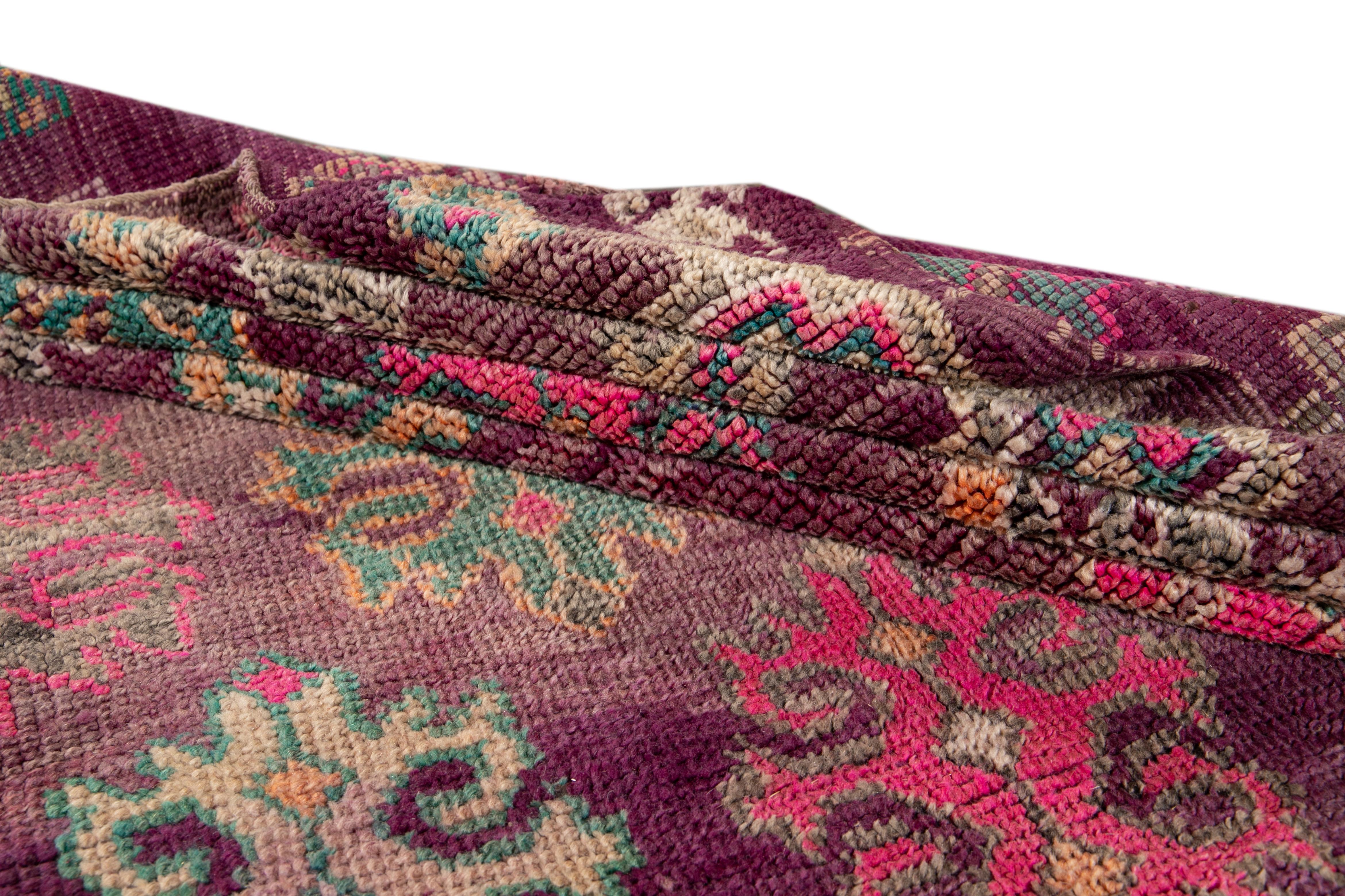 Noué à la main Tapis en laine tribale marocaine rouge du milieu du 20e siècle en vente