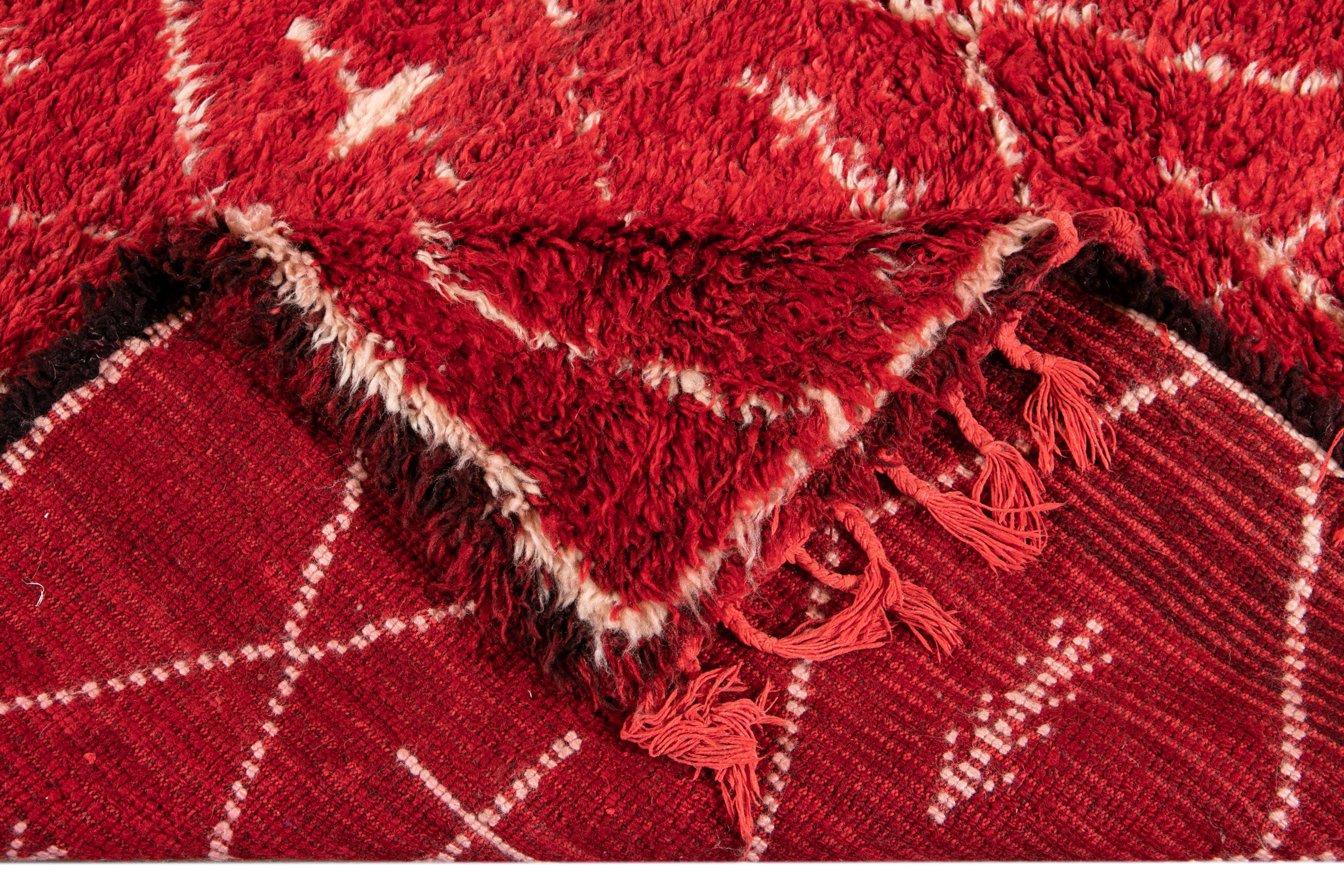 Noué à la main Tapis en laine tribale marocaine rouge du milieu du 20e siècle en vente
