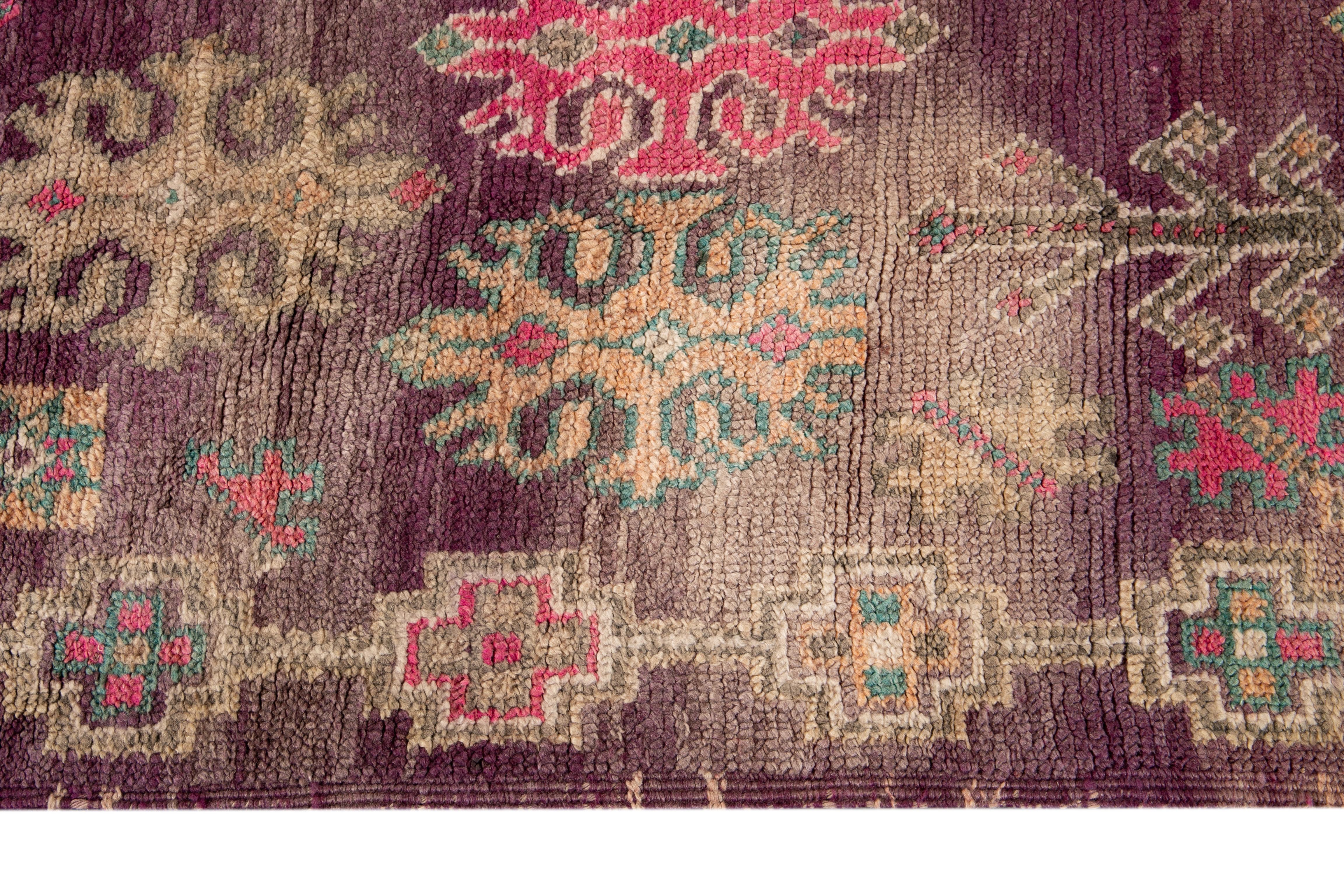 Tapis en laine tribale marocaine rouge du milieu du 20e siècle Excellent état - En vente à Norwalk, CT
