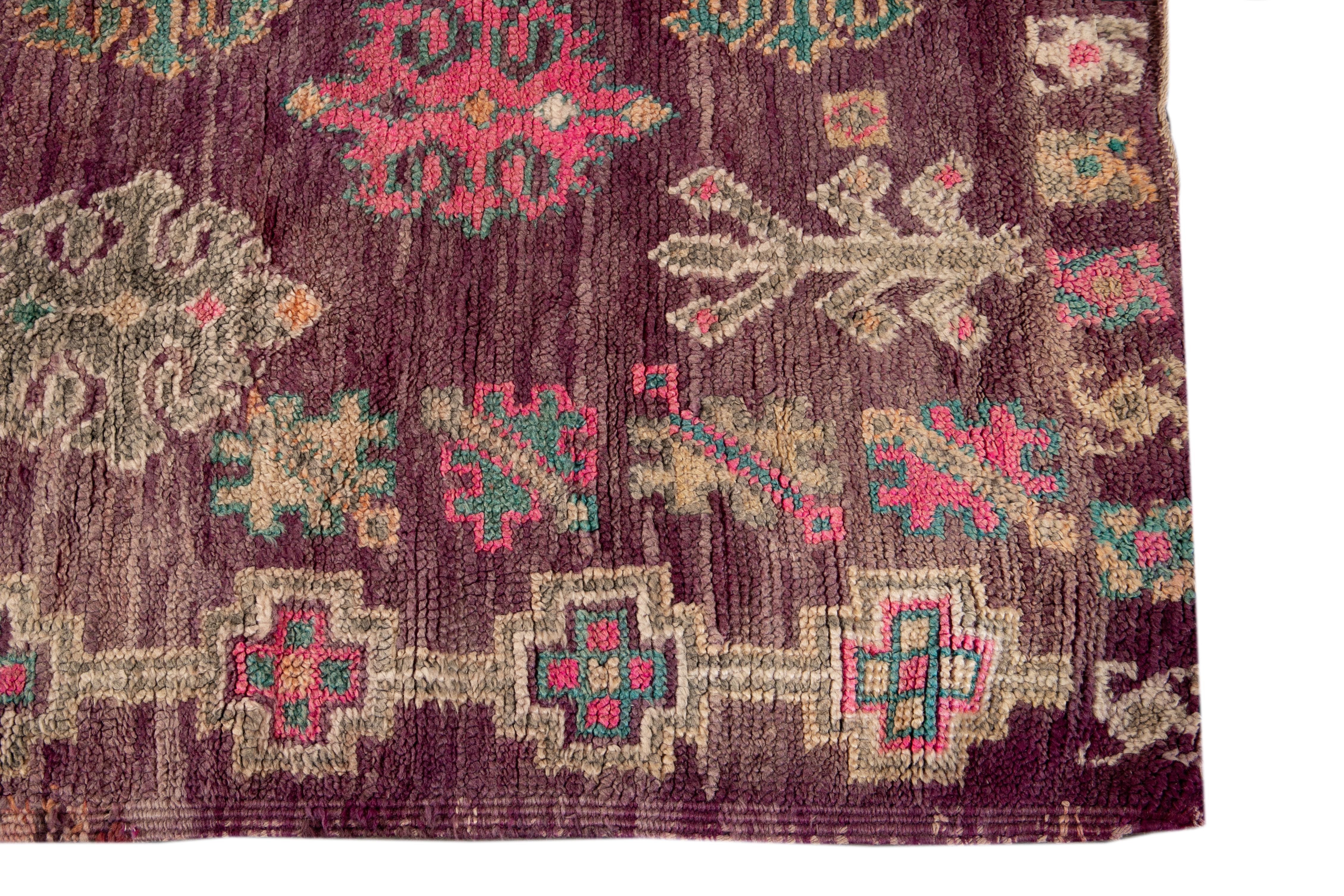 20ième siècle Tapis en laine tribale marocaine rouge du milieu du 20e siècle en vente