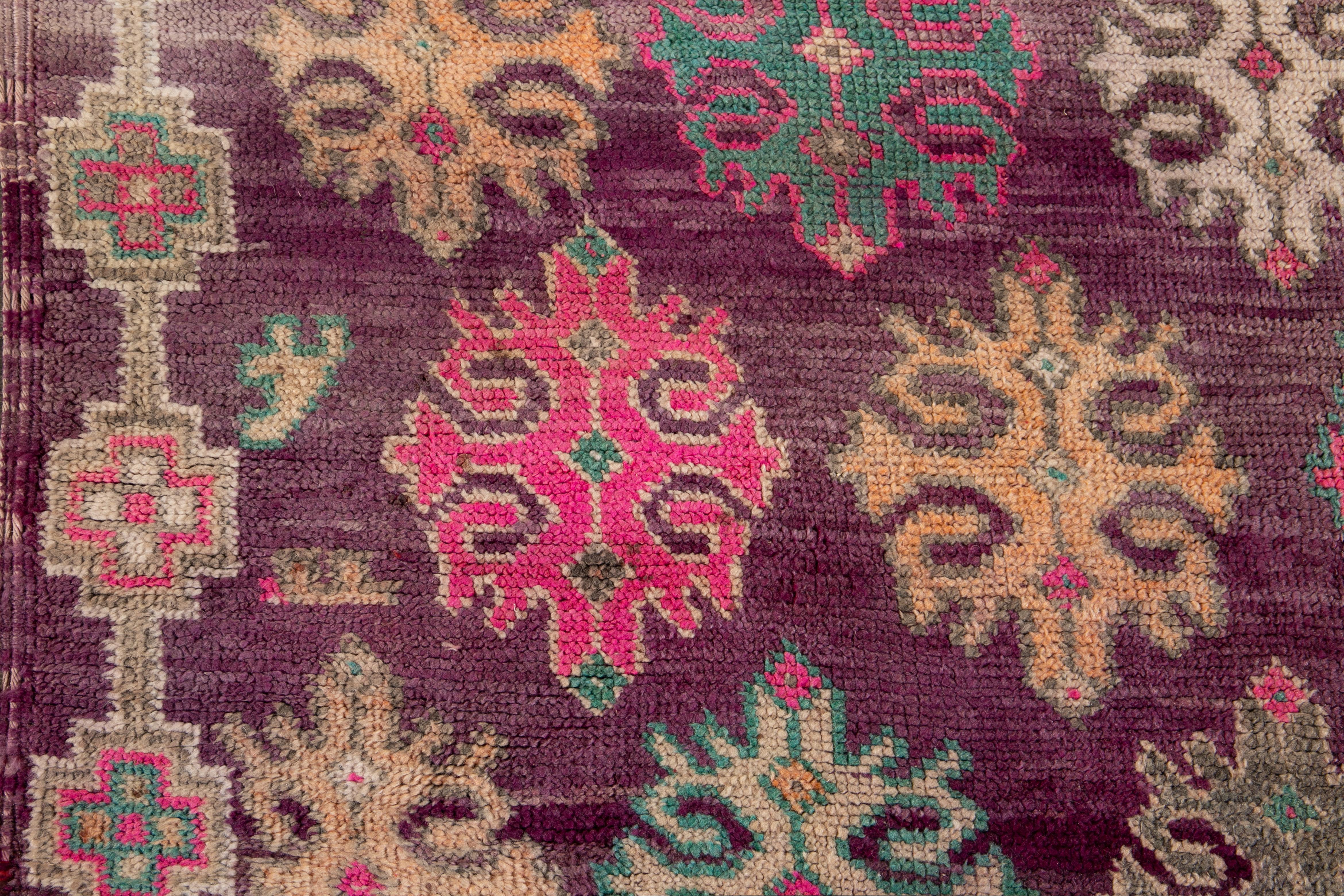 Tapis en laine tribale marocaine rouge du milieu du 20e siècle en vente 1
