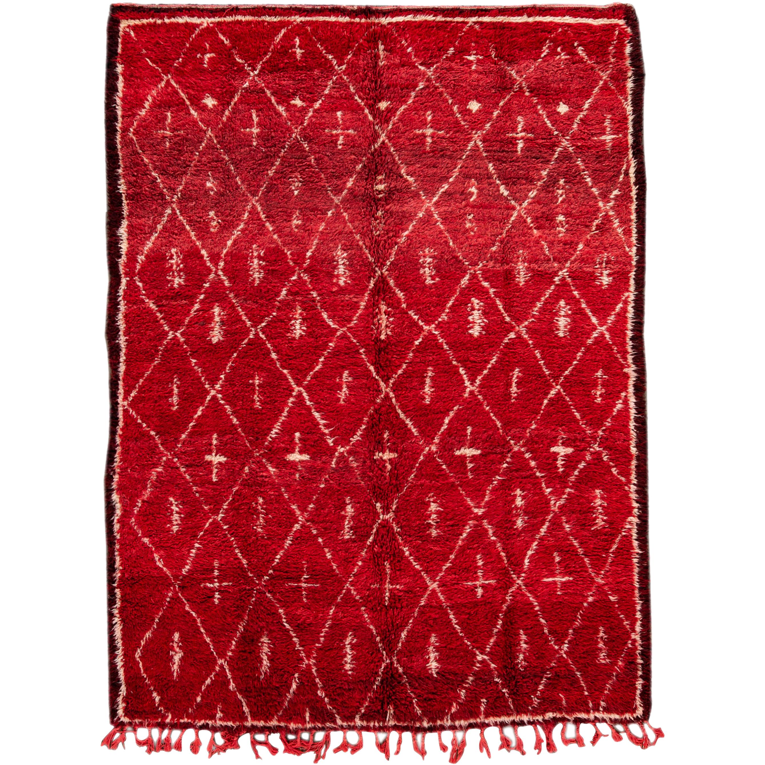 Tapis en laine tribale marocaine rouge du milieu du 20e siècle