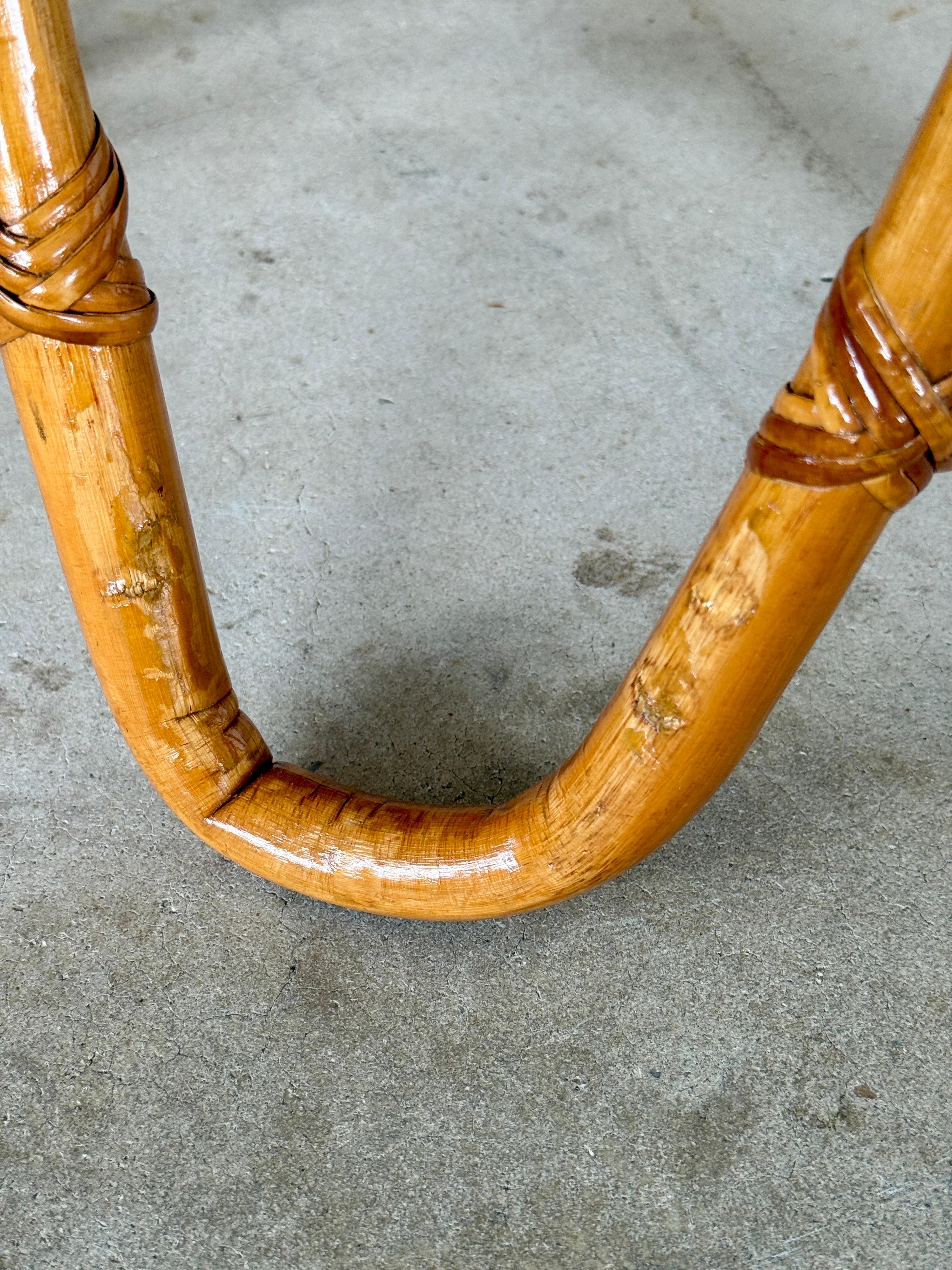 Mitte des 20. Jahrhunderts Refinished Bent Rattan Ottoman oder Fußbank Custom gepolstert im Angebot 4