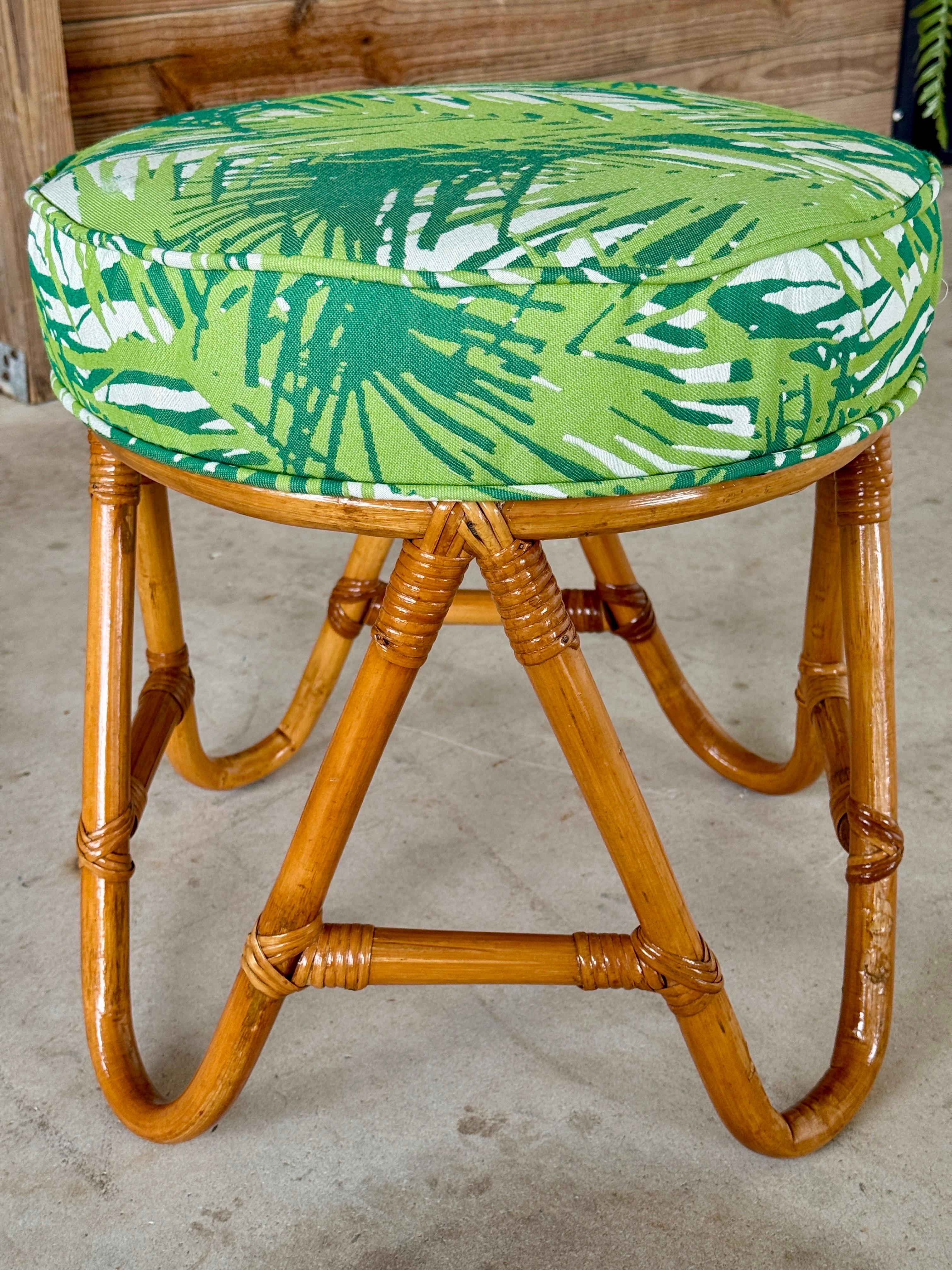 Mitte des 20. Jahrhunderts Refinished Bent Rattan Ottoman oder Fußbank Custom gepolstert im Angebot 5