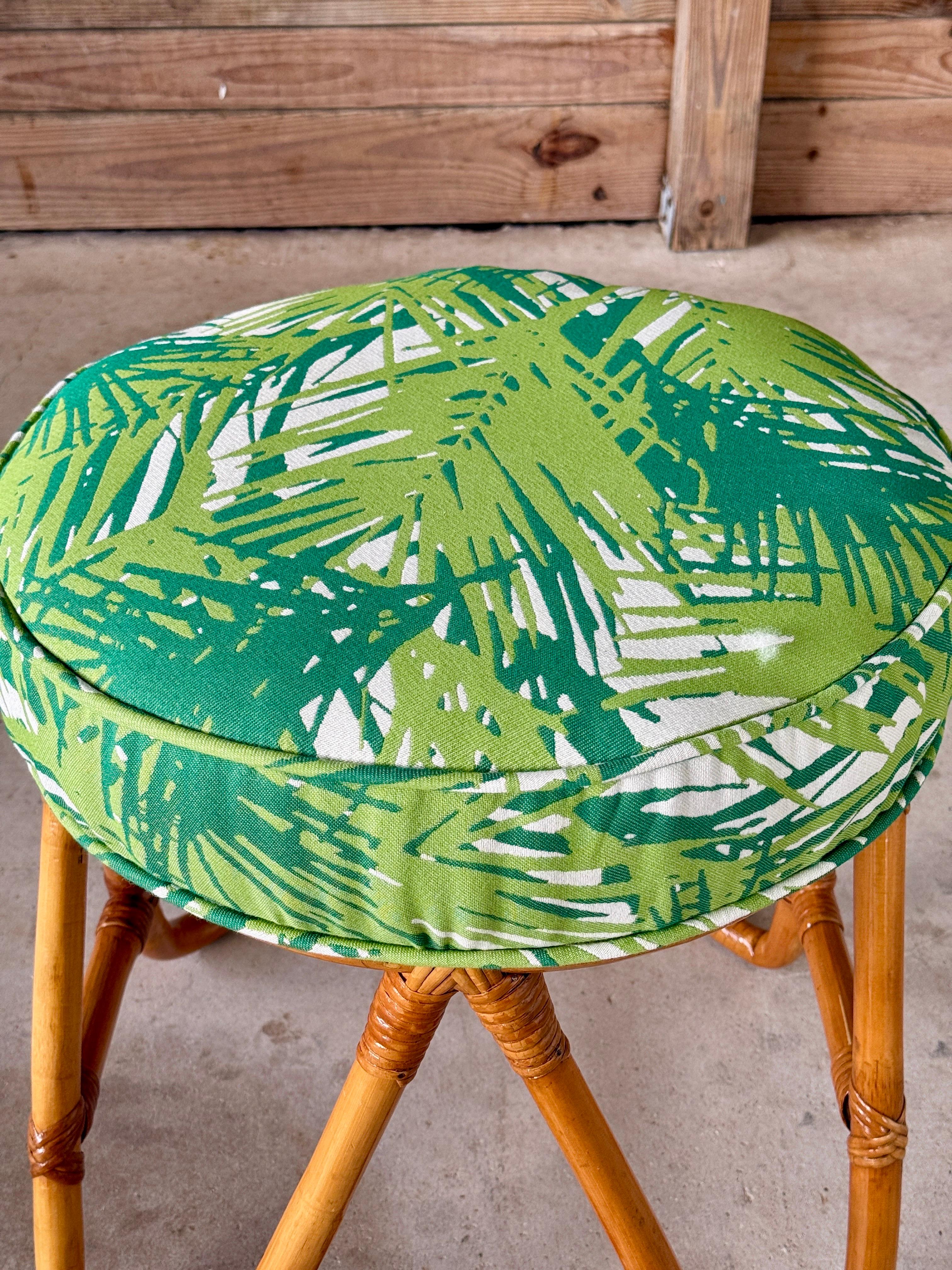 Mitte des 20. Jahrhunderts Refinished Bent Rattan Ottoman oder Fußbank Custom gepolstert (amerikanisch) im Angebot