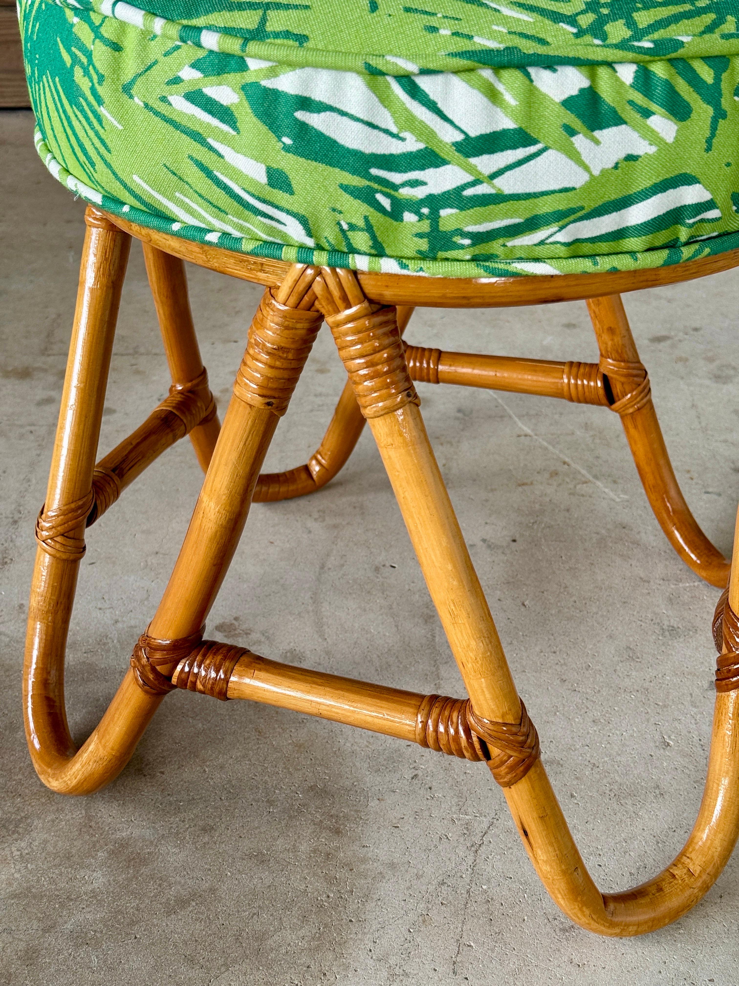 Mitte des 20. Jahrhunderts Refinished Bent Rattan Ottoman oder Fußbank Custom gepolstert im Zustand „Gut“ im Angebot in North Fort Myers, FL