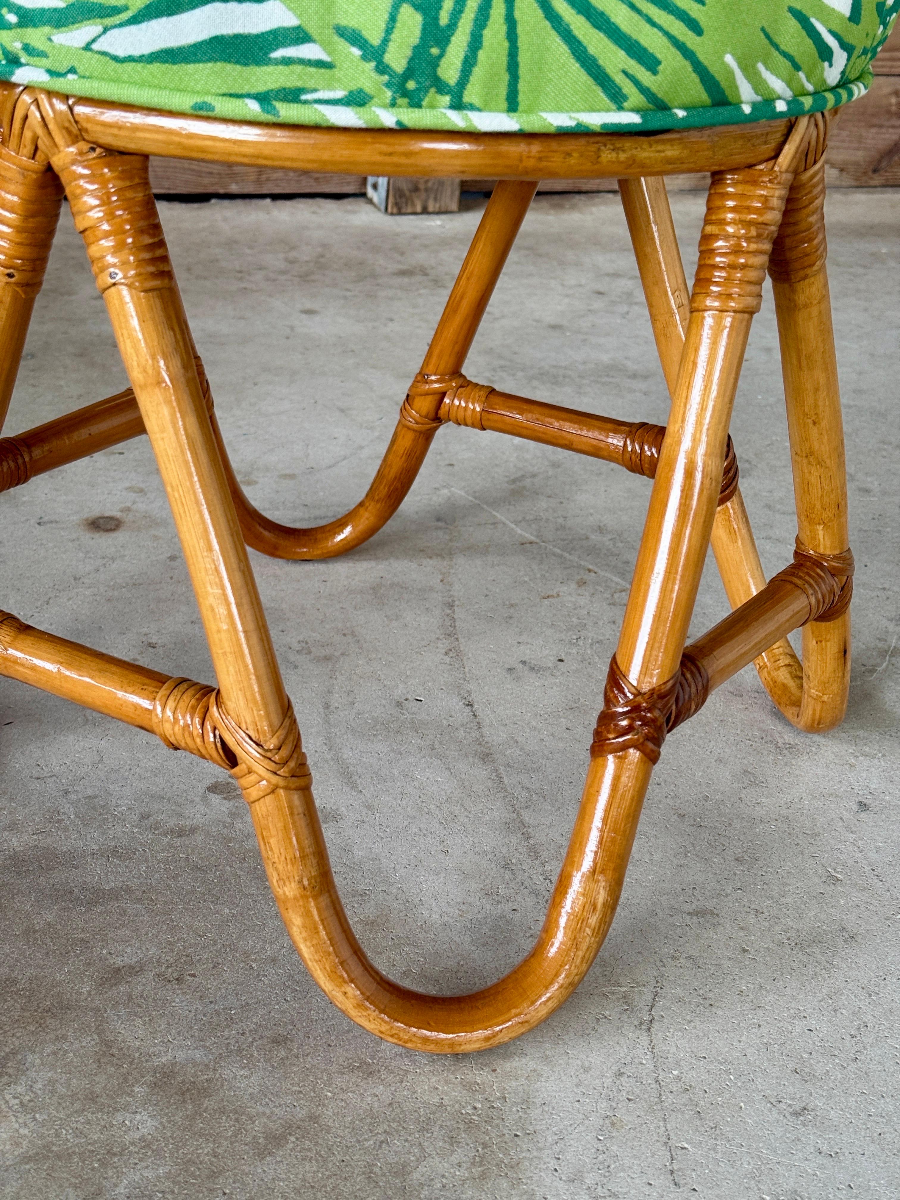 Mitte des 20. Jahrhunderts Refinished Bent Rattan Ottoman oder Fußbank Custom gepolstert (Polster) im Angebot