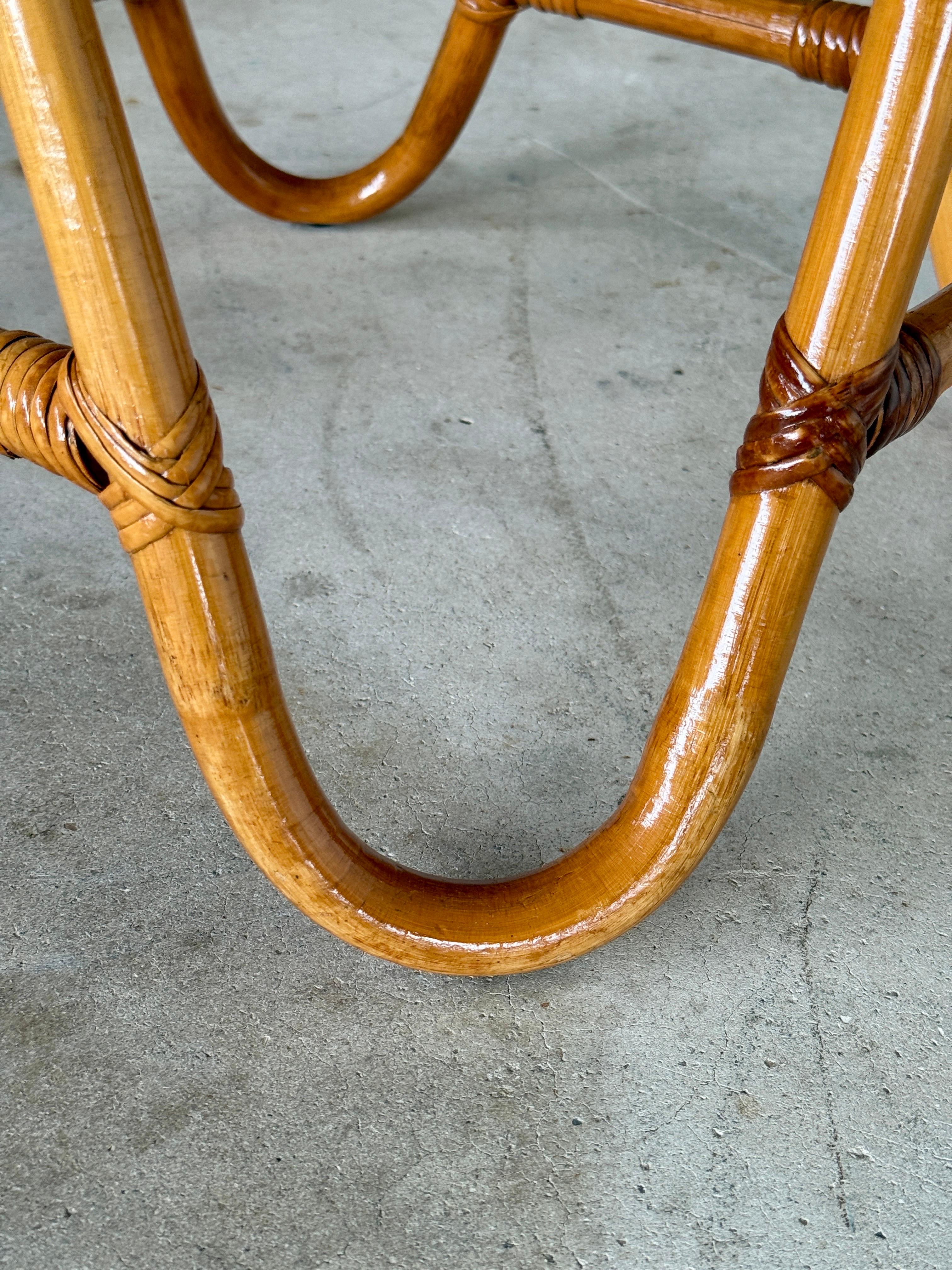 Mitte des 20. Jahrhunderts Refinished Bent Rattan Ottoman oder Fußbank Custom gepolstert im Angebot 2