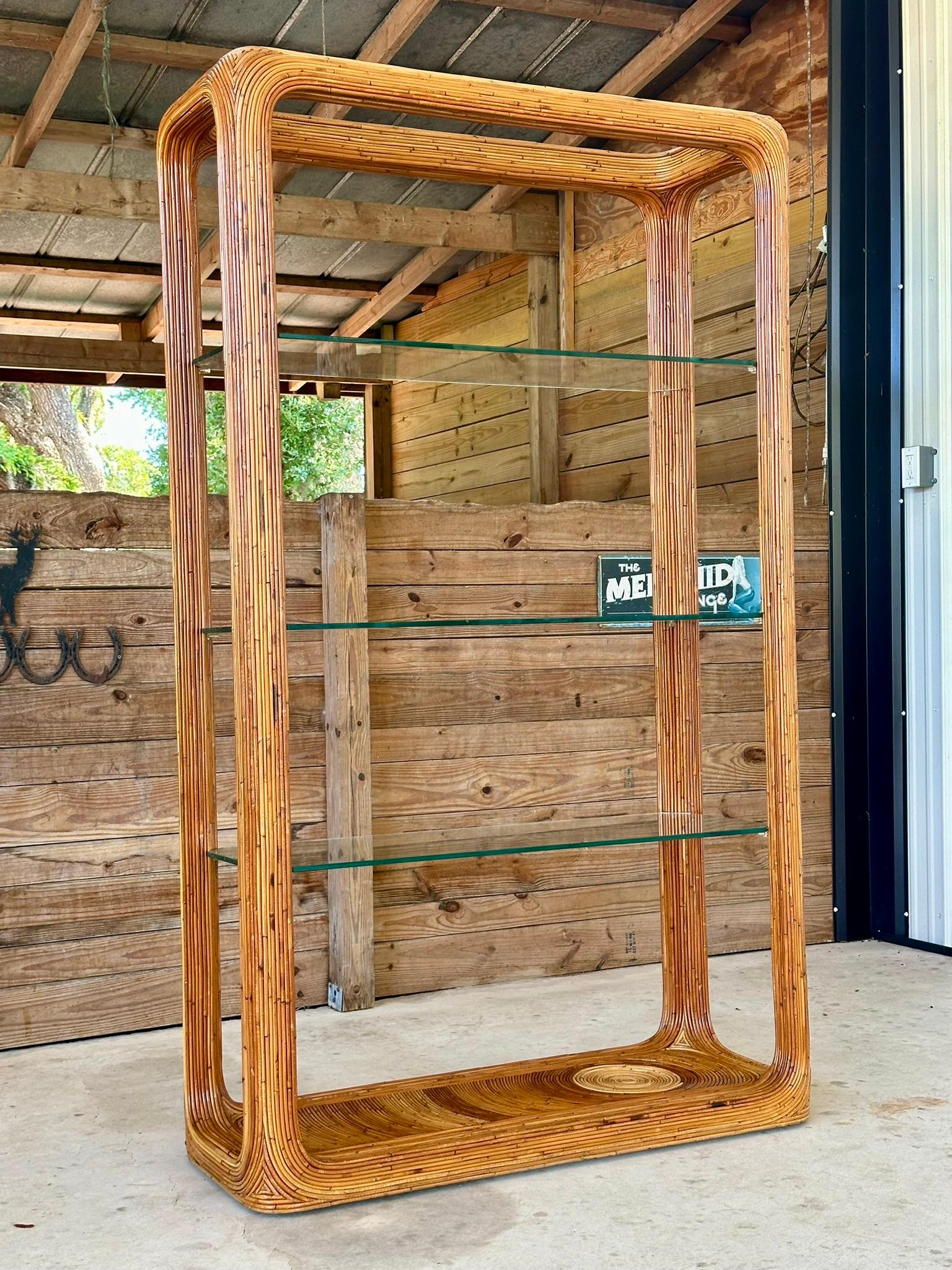Mid-Century moderno Etagere in rattan M.A. Reed raffinato della metà del 20° secolo M.Gabriella Crespi in vendita