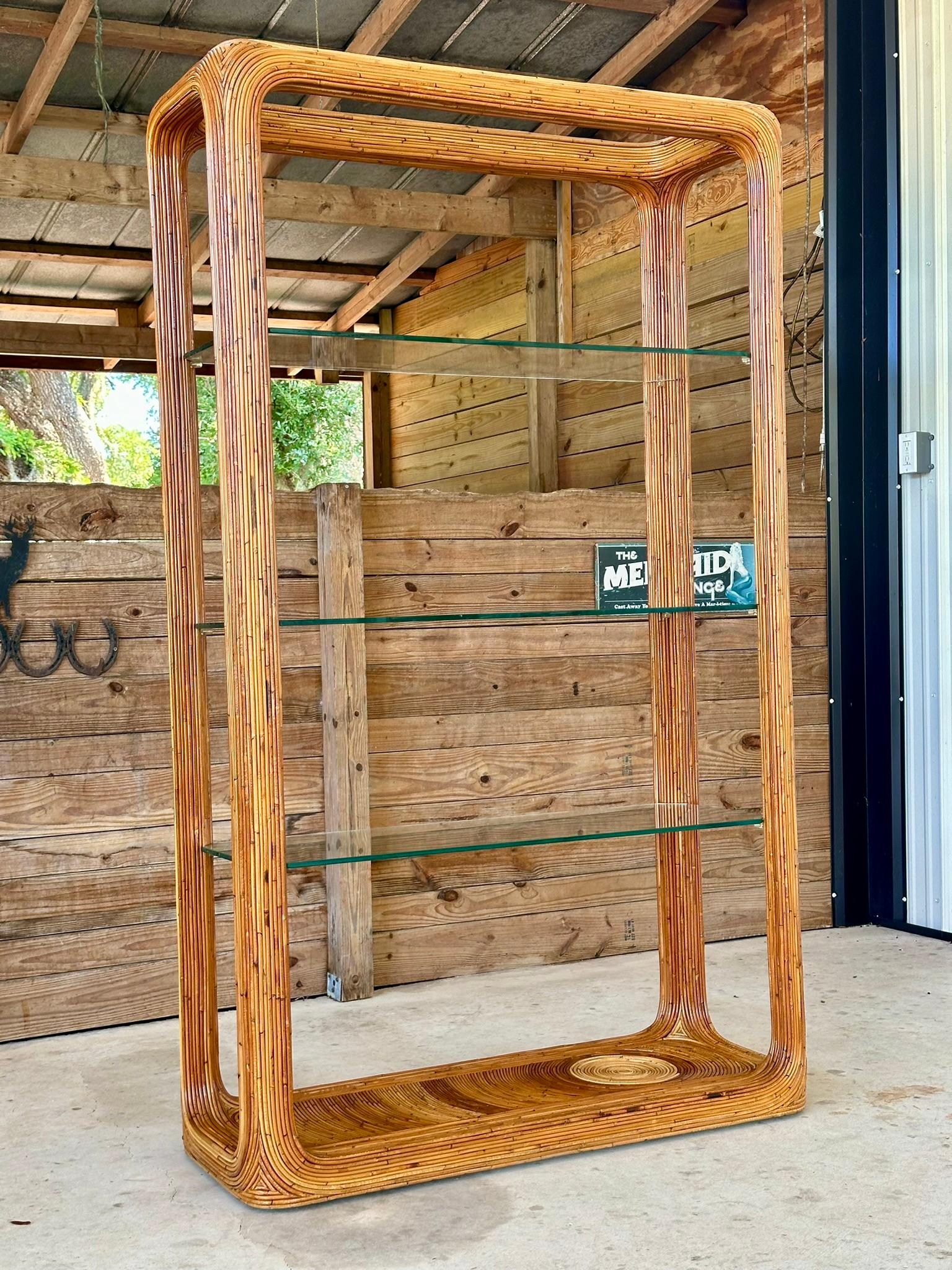 Honduregno Etagere in rattan M.A. Reed raffinato della metà del 20° secolo M.Gabriella Crespi in vendita