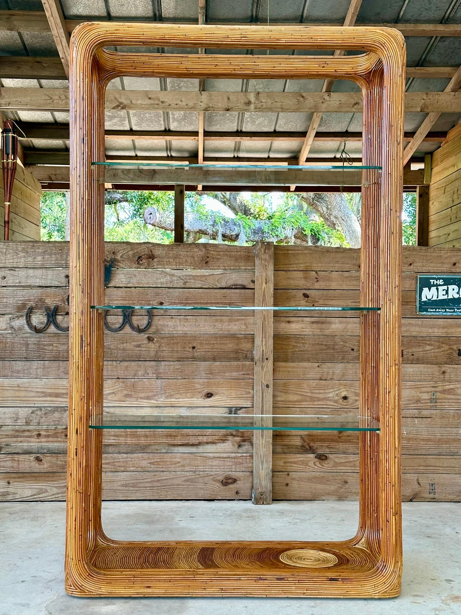 Fatto a mano Etagere in rattan M.A. Reed raffinato della metà del 20° secolo M.Gabriella Crespi in vendita