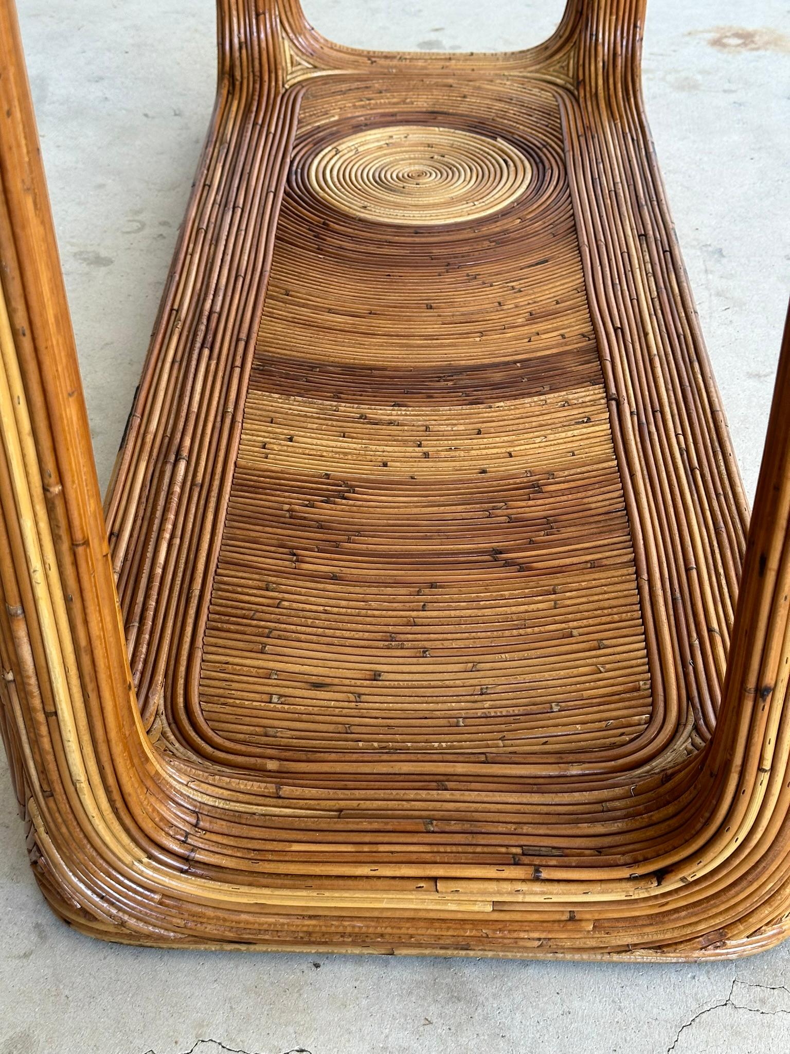 Rattan Etagere in rattan M.A. Reed raffinato della metà del 20° secolo M.Gabriella Crespi in vendita