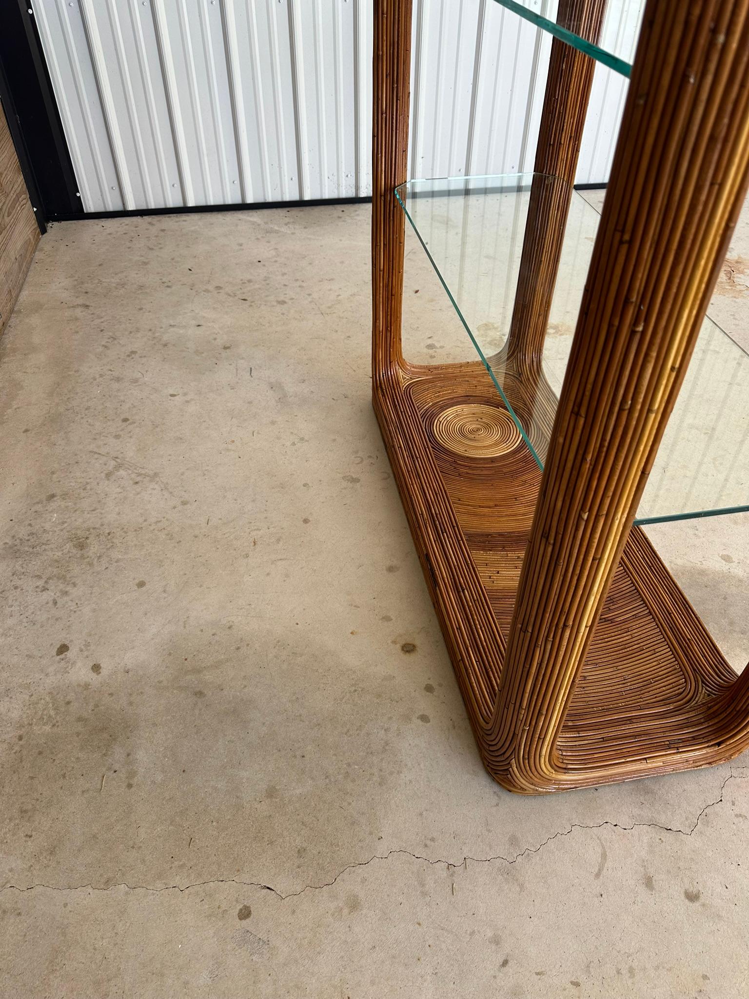 Etagere in rattan M.A. Reed raffinato della metà del 20° secolo M.Gabriella Crespi in vendita 1