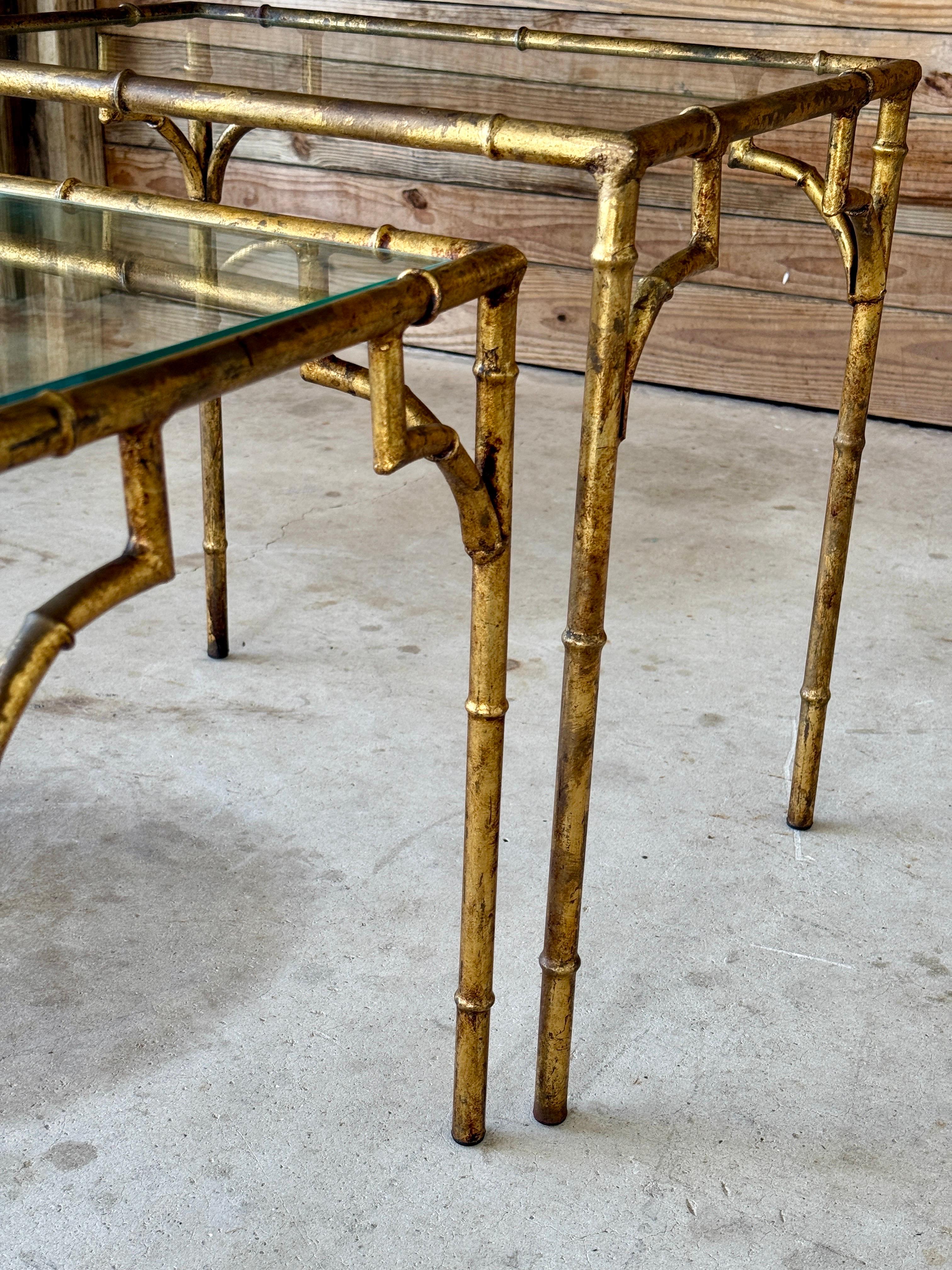 Tables gigognes en métal doré en faux bambou de style Régence du milieu du 20e siècle - Ensemble de trois tables gigognes en vente 4