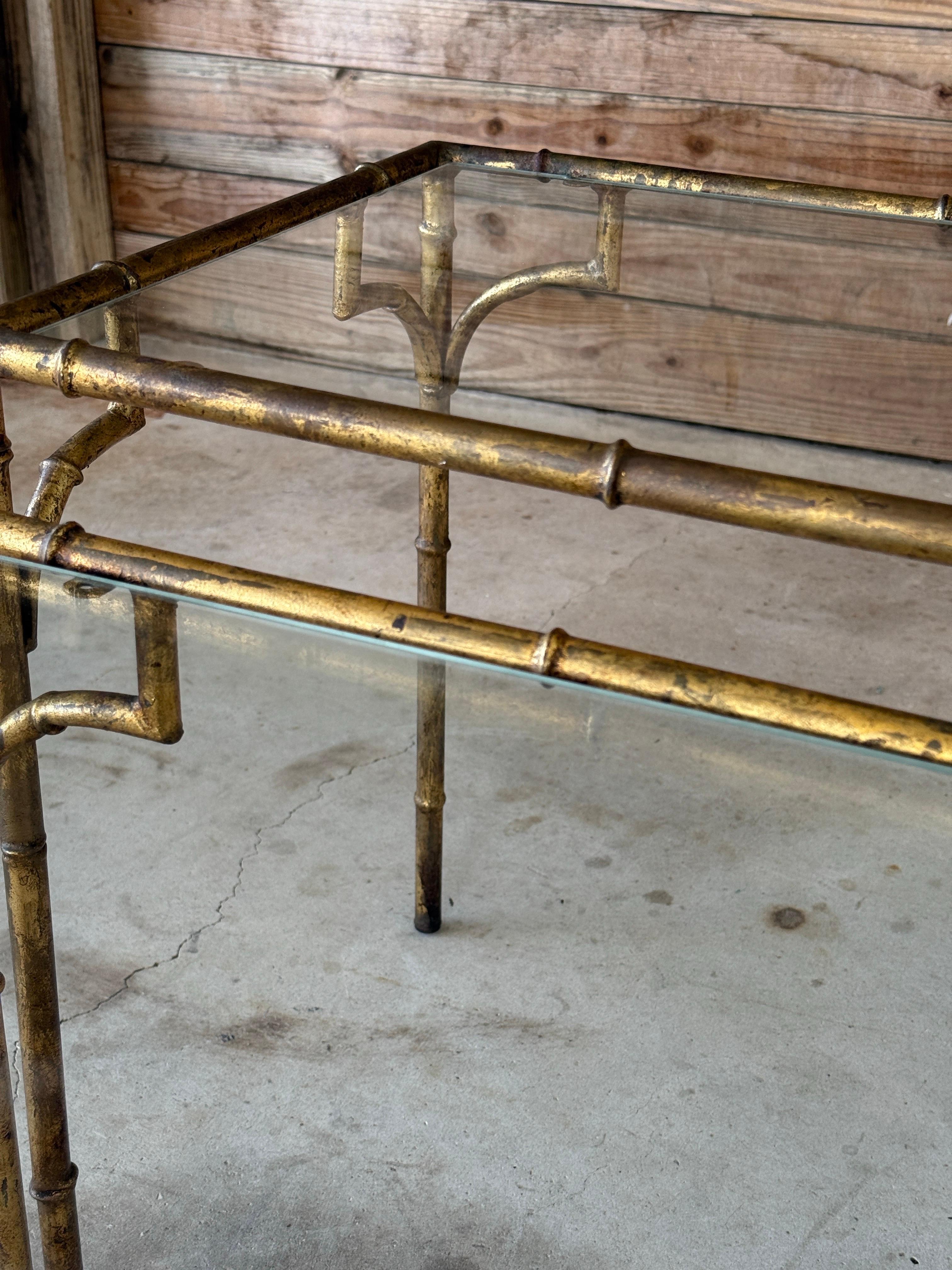 Tables gigognes en métal doré en faux bambou de style Régence du milieu du 20e siècle - Ensemble de trois tables gigognes en vente 5