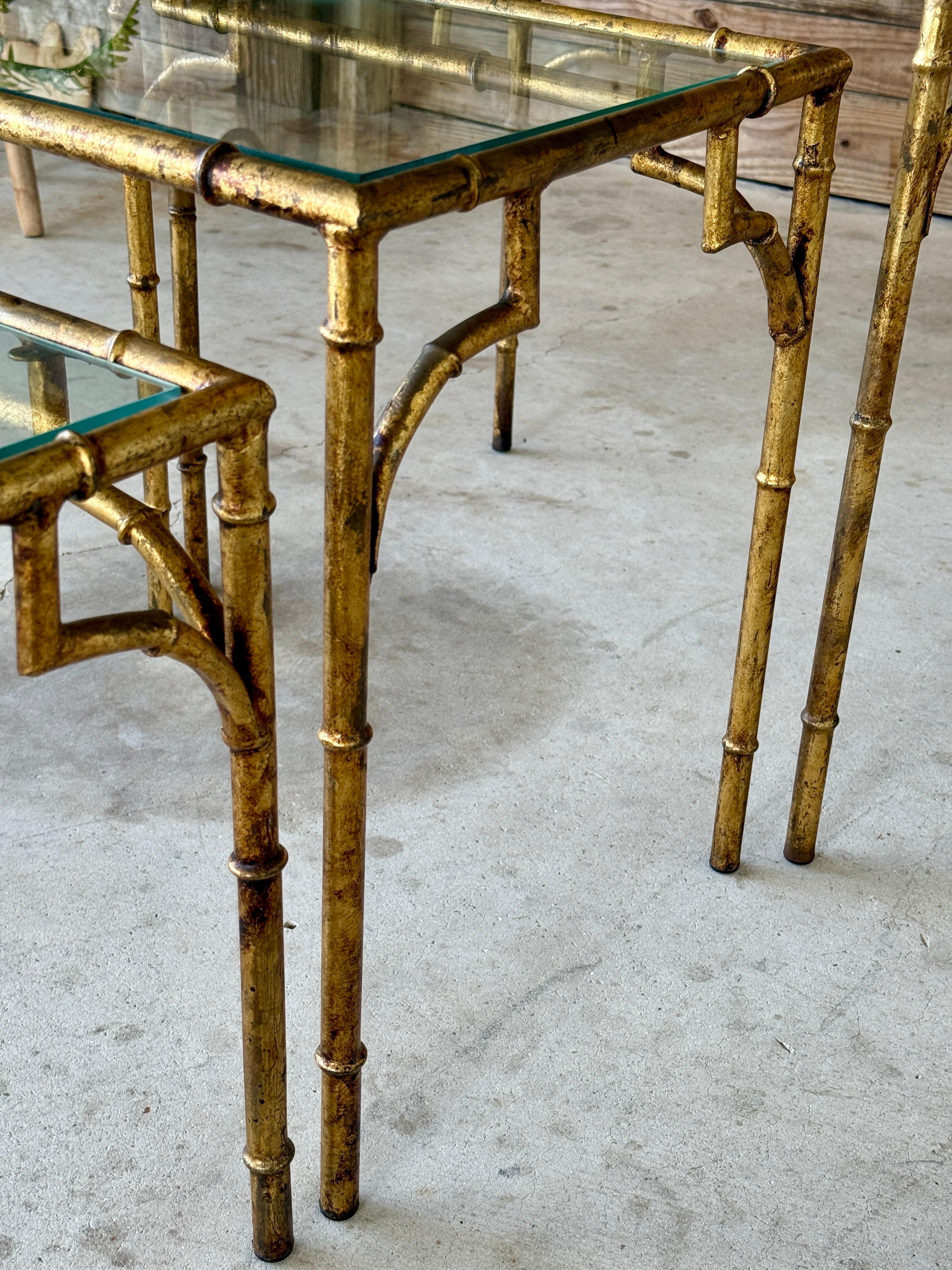Tables gigognes en métal doré en faux bambou de style Régence du milieu du 20e siècle - Ensemble de trois tables gigognes en vente 6
