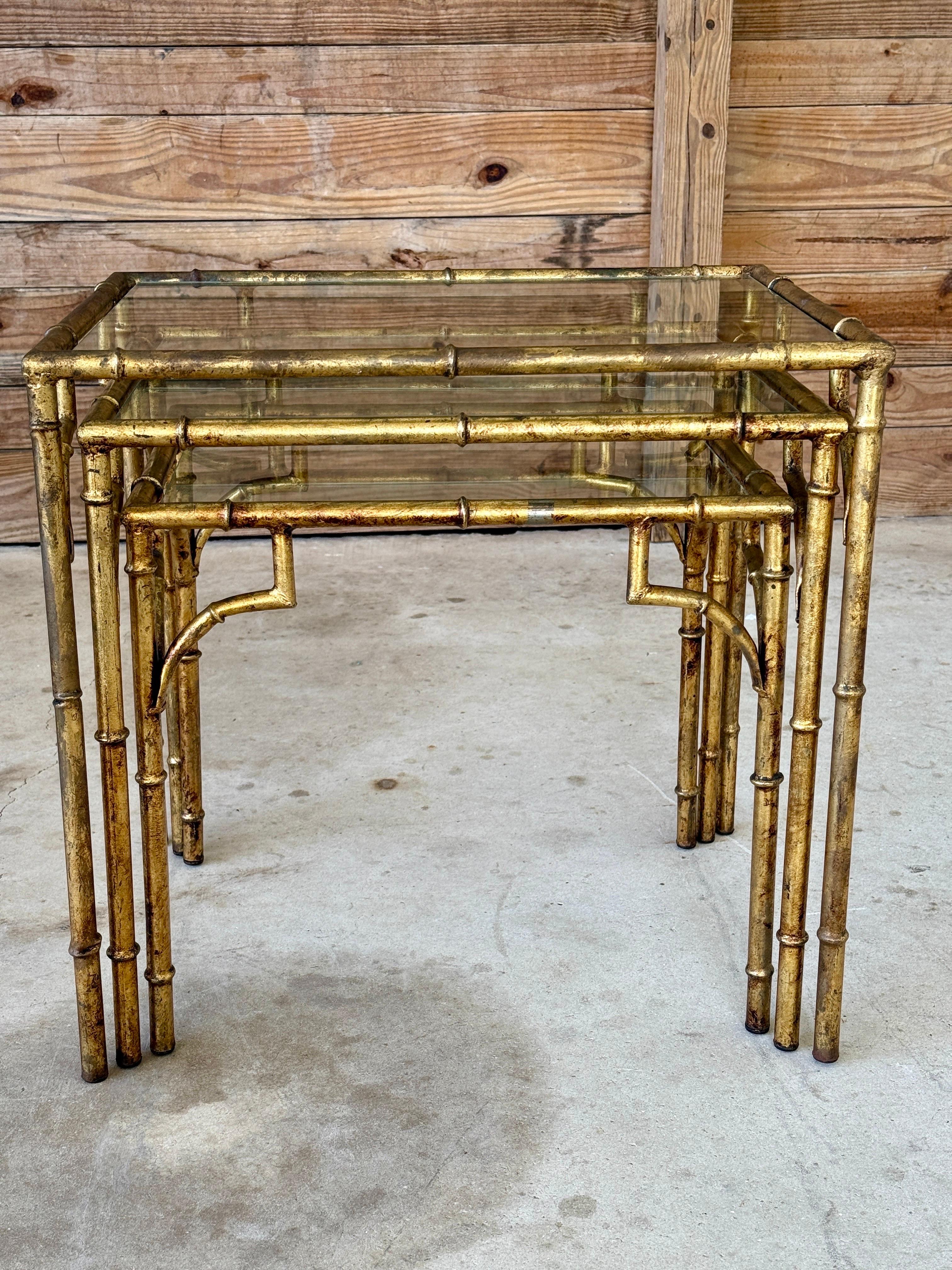 Tables gigognes en métal doré en faux bambou de style Régence du milieu du 20e siècle - Ensemble de trois tables gigognes en vente 8