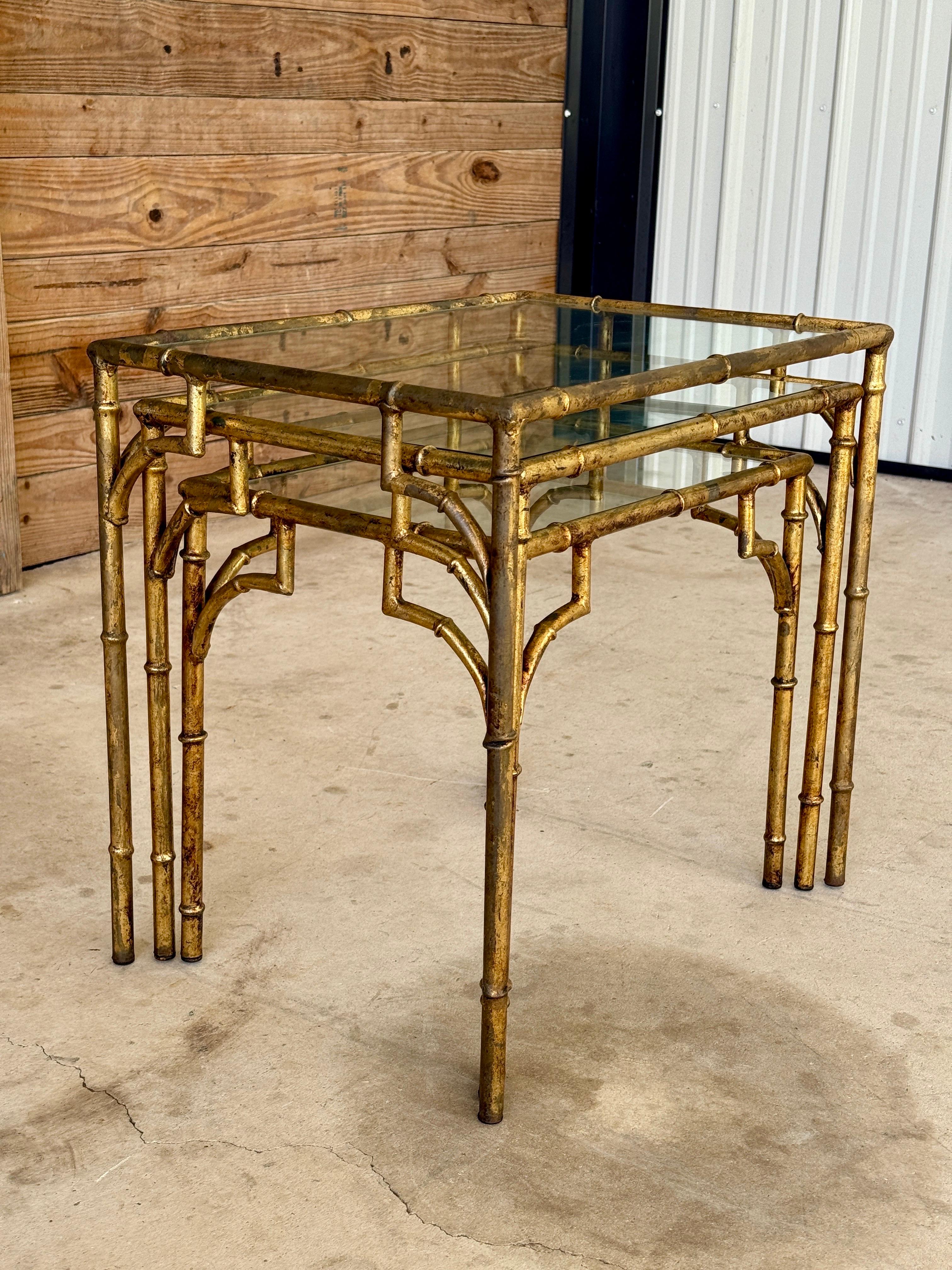 Tables gigognes en métal doré en faux bambou de style Régence du milieu du 20e siècle - Ensemble de trois tables gigognes en vente 9