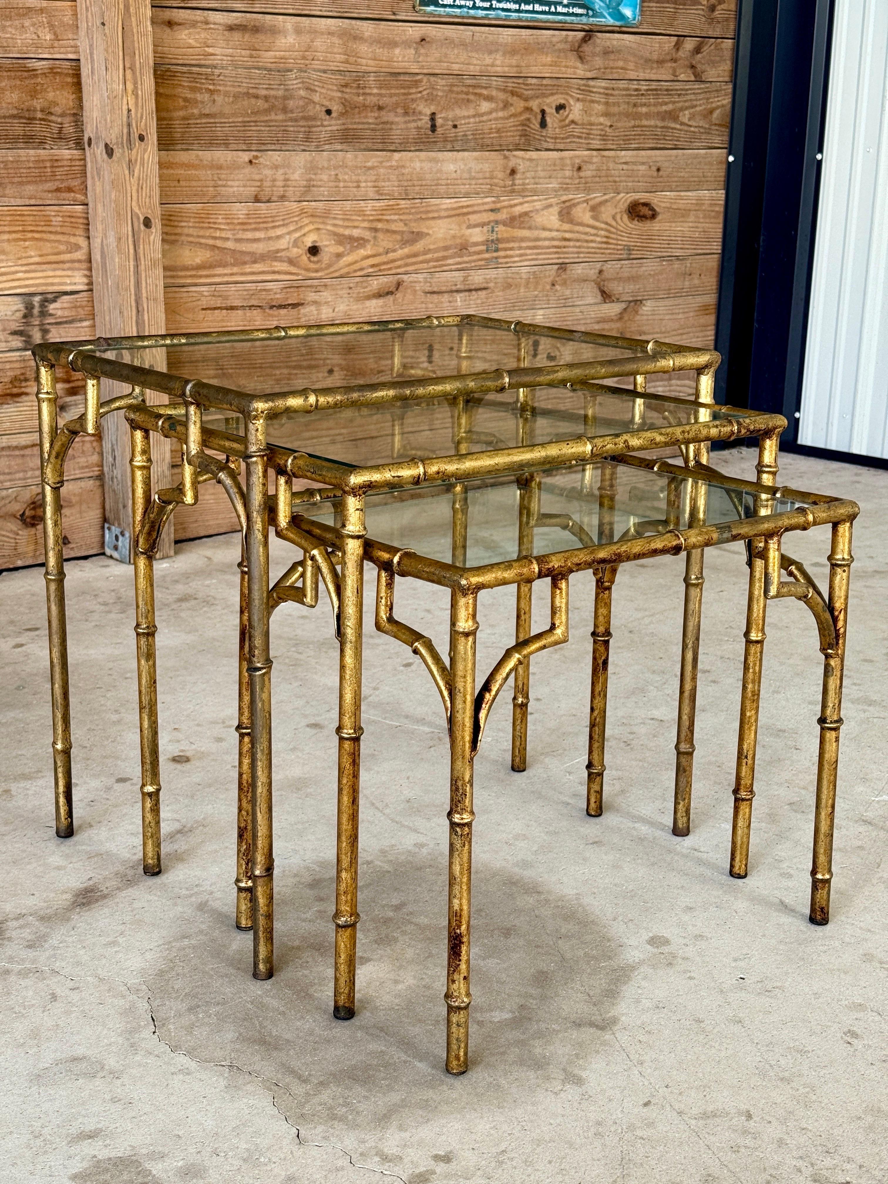 Tables gigognes en métal doré en faux bambou de style Régence du milieu du 20e siècle - Ensemble de trois tables gigognes en vente 10