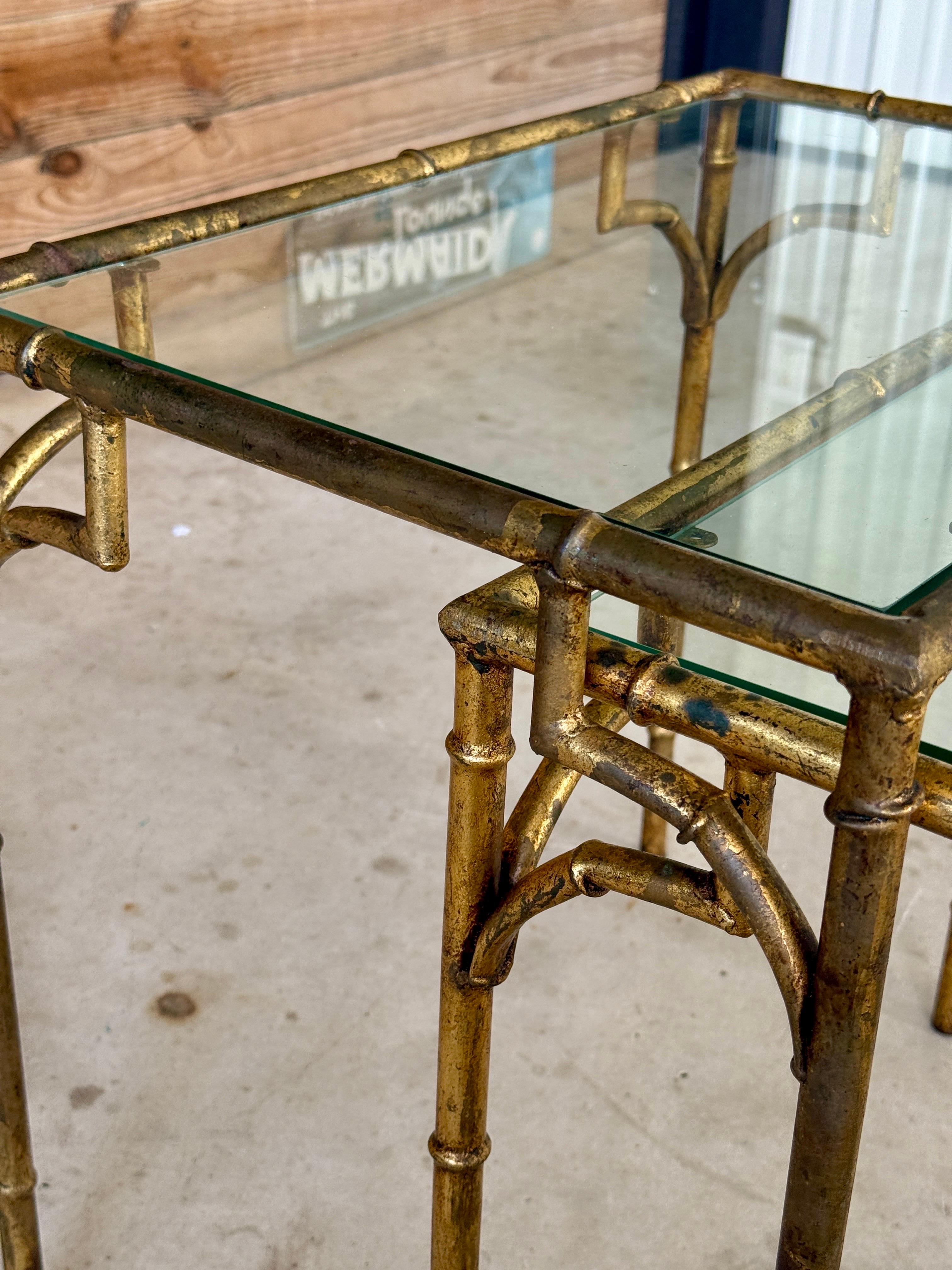 Tables gigognes en métal doré en faux bambou de style Régence du milieu du 20e siècle - Ensemble de trois tables gigognes Bon état - En vente à North Fort Myers, FL