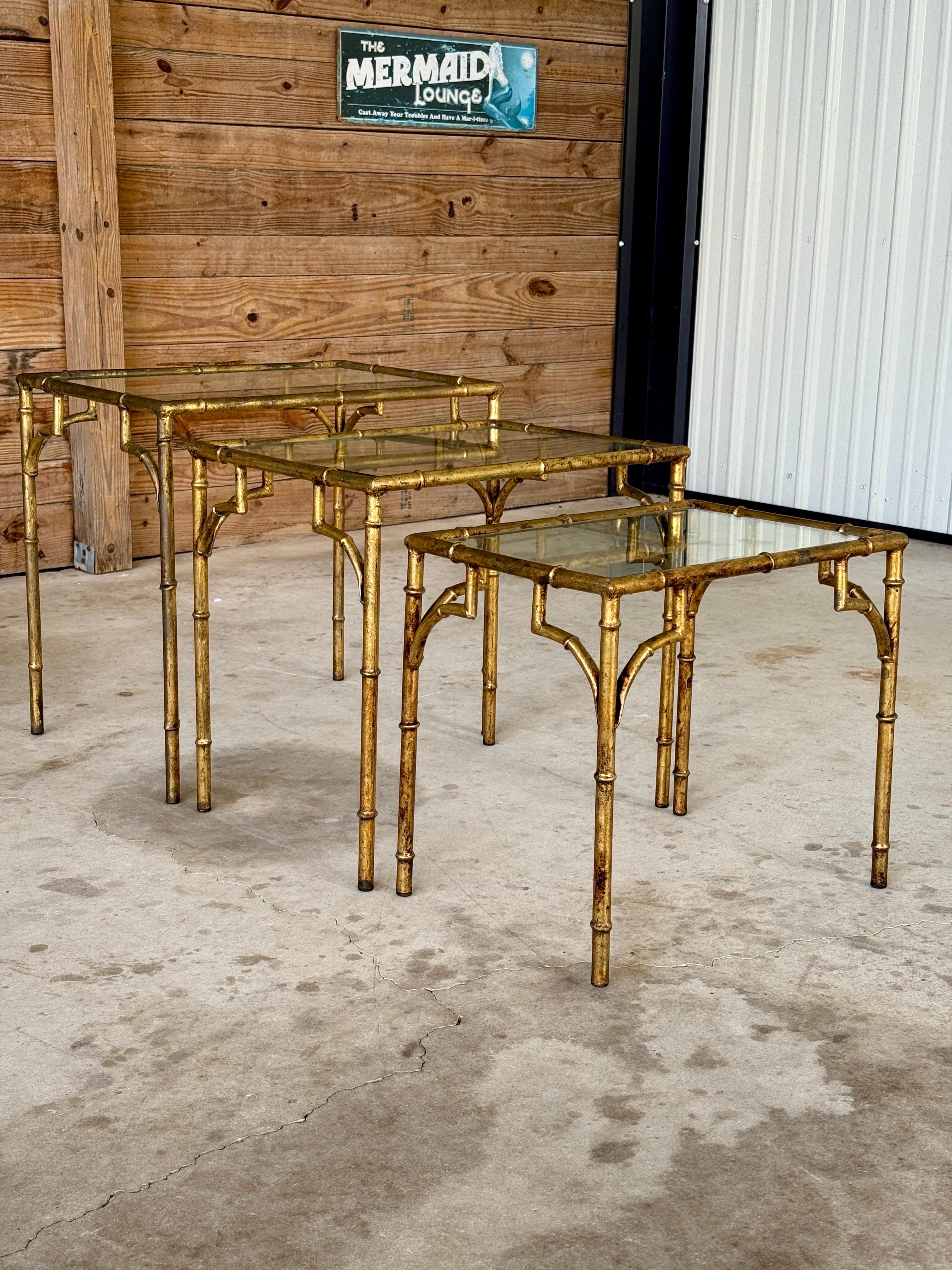 Tables gigognes en métal doré en faux bambou de style Régence du milieu du 20e siècle - Ensemble de trois tables gigognes en vente 2
