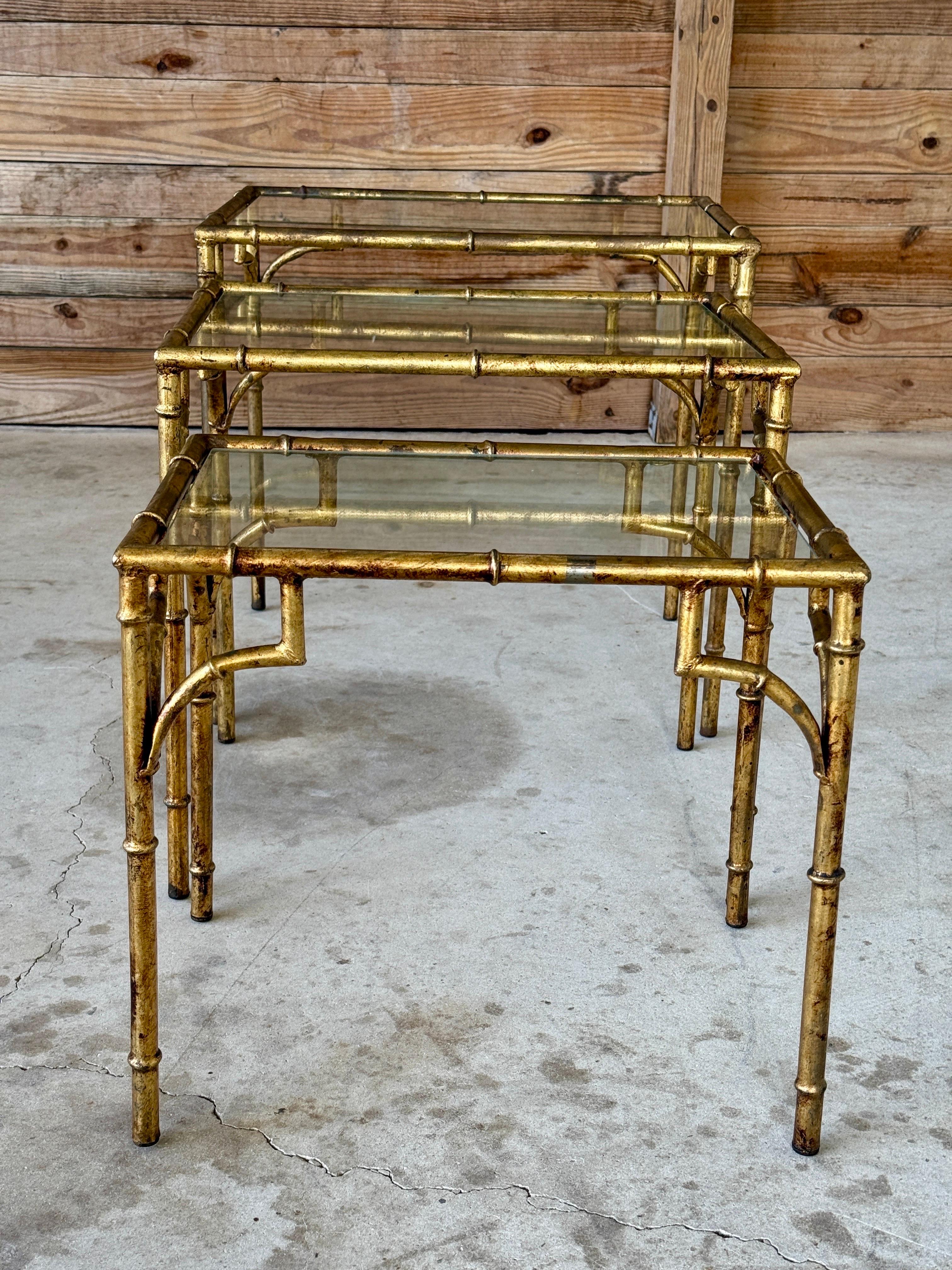 Tables gigognes en métal doré en faux bambou de style Régence du milieu du 20e siècle - Ensemble de trois tables gigognes en vente 3